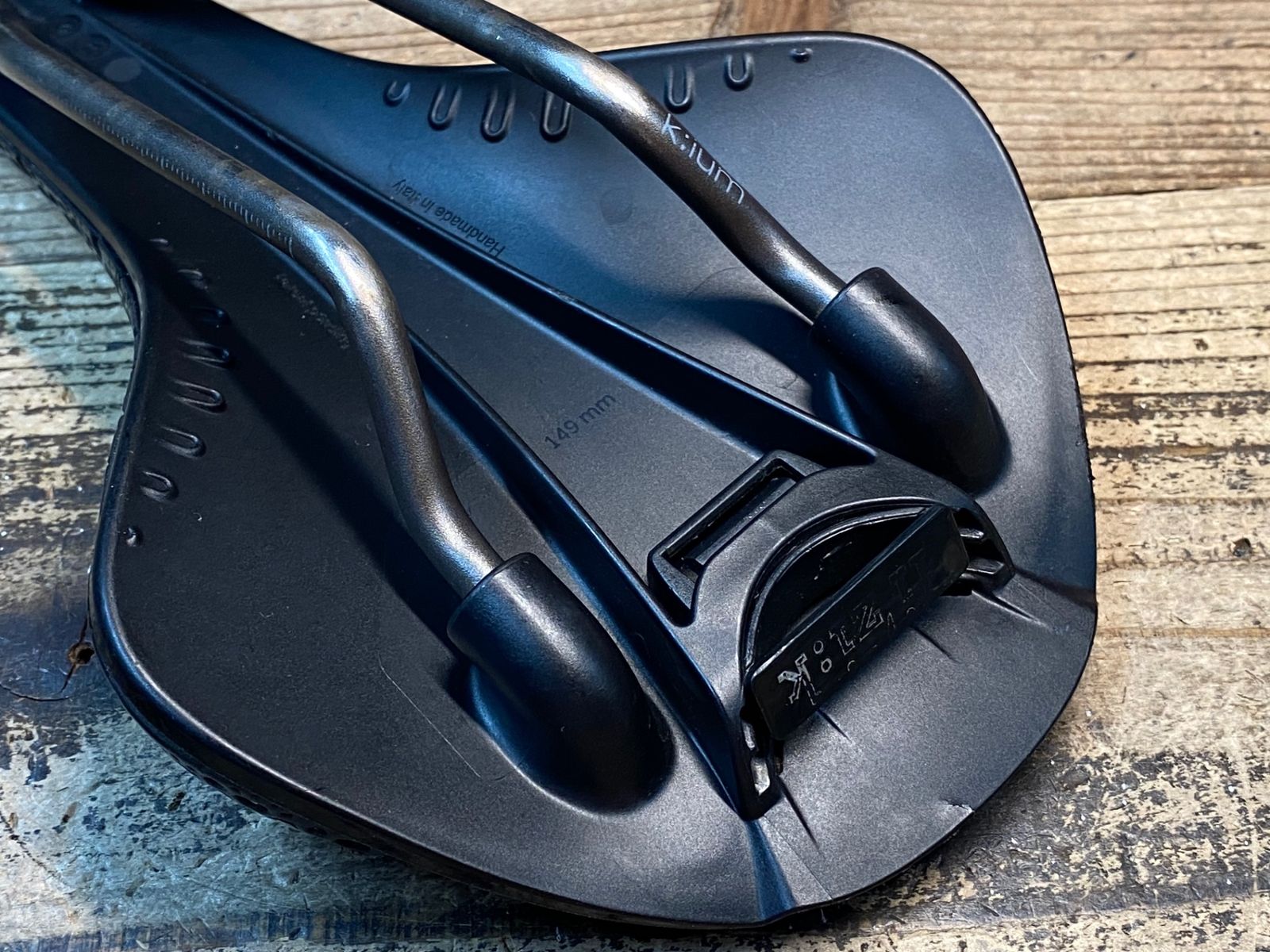 JM454 フィジーク fizik アンタレス ANTARES VERSUS EVO ADAPTIVE R3 サドル 149mm kiumレール 座面亀裂のためジャンク MANTTHAN_COM