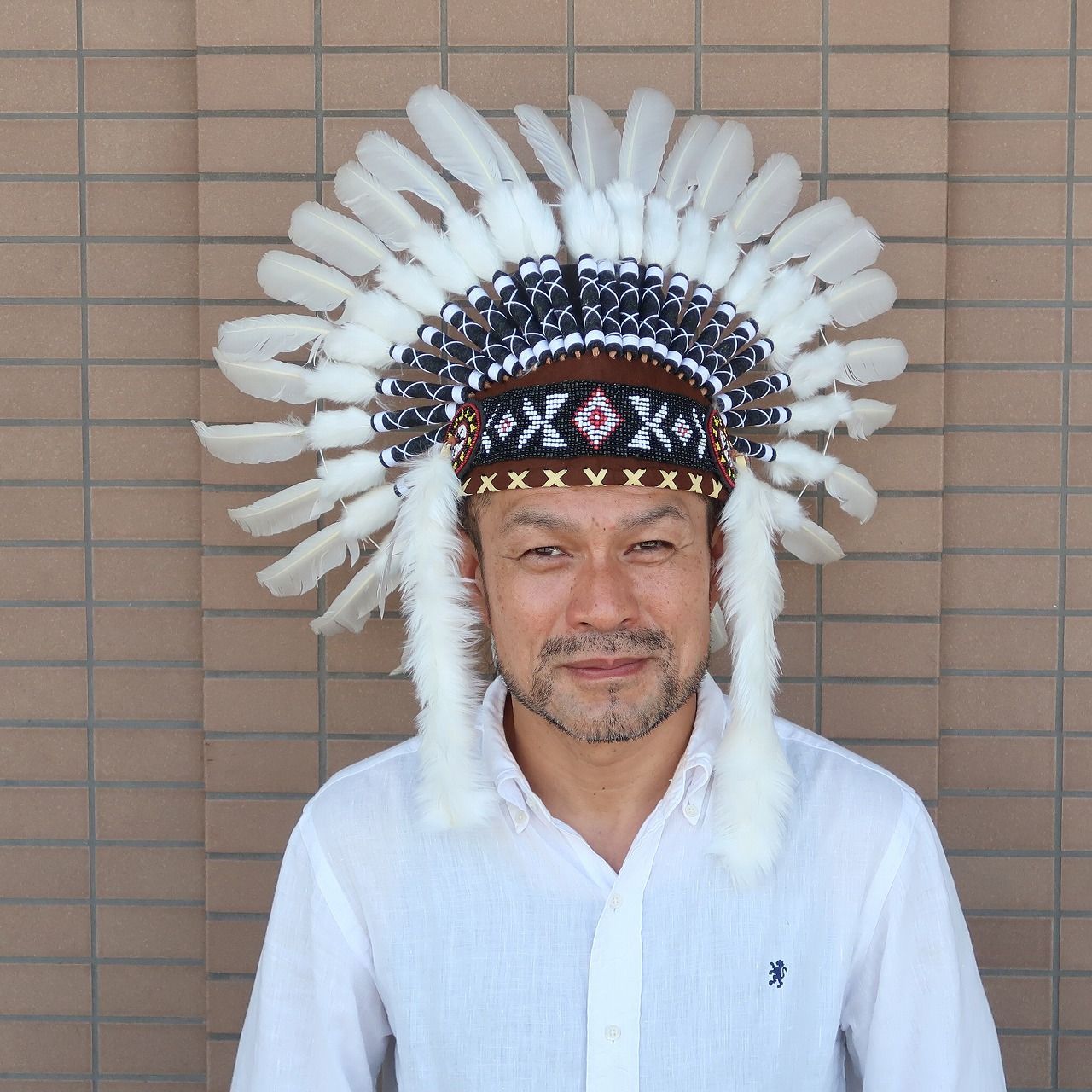 【最安値】 インディアンハット ホワイト ショート ウォーボンネット 羽帽子 被り物 ネーティブアメリカン雑貨 西部劇 ハロウィン コスプレ被り物 仮装パーティ 330896