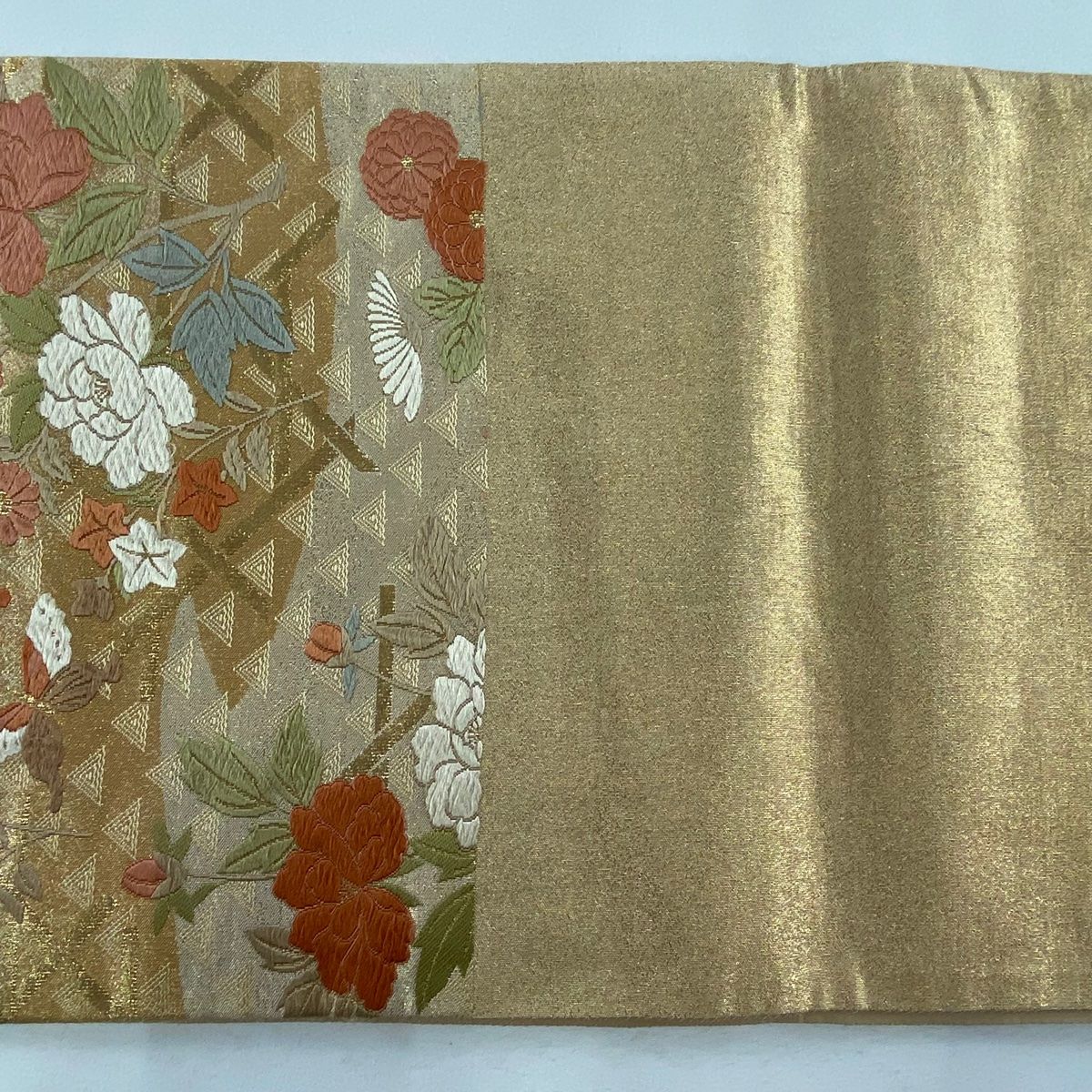 A26 美品　袋帯　綴れ　花草 袋帯 秀品 草花 蝶 刺繍 箔 金色 六通 正絹 【中古】 - メルカリ