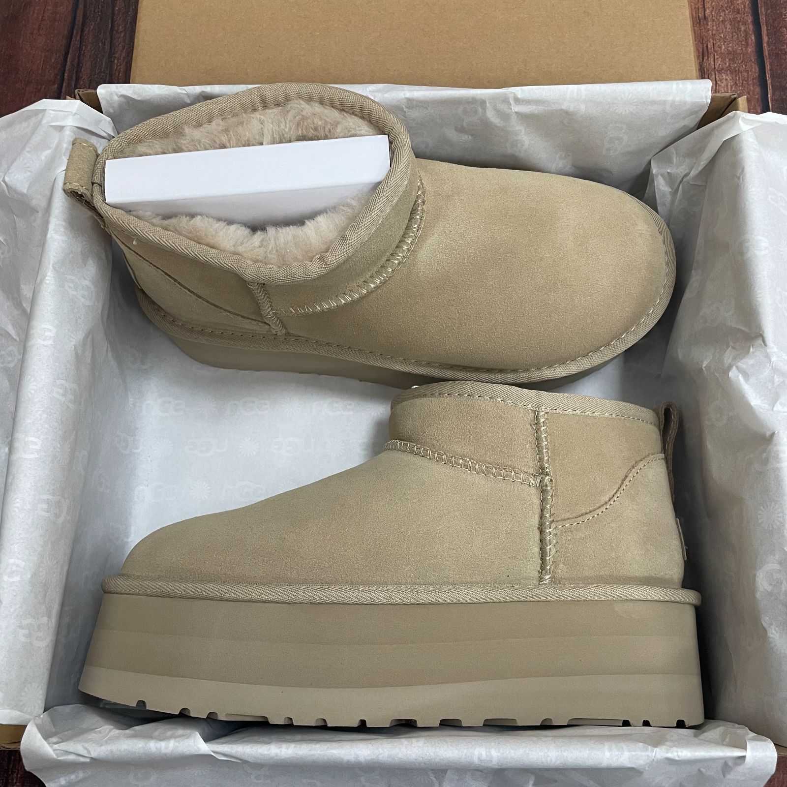 新品 UGG アグ ブーツ クラッシックウルトラ ミニプラットフォーム 