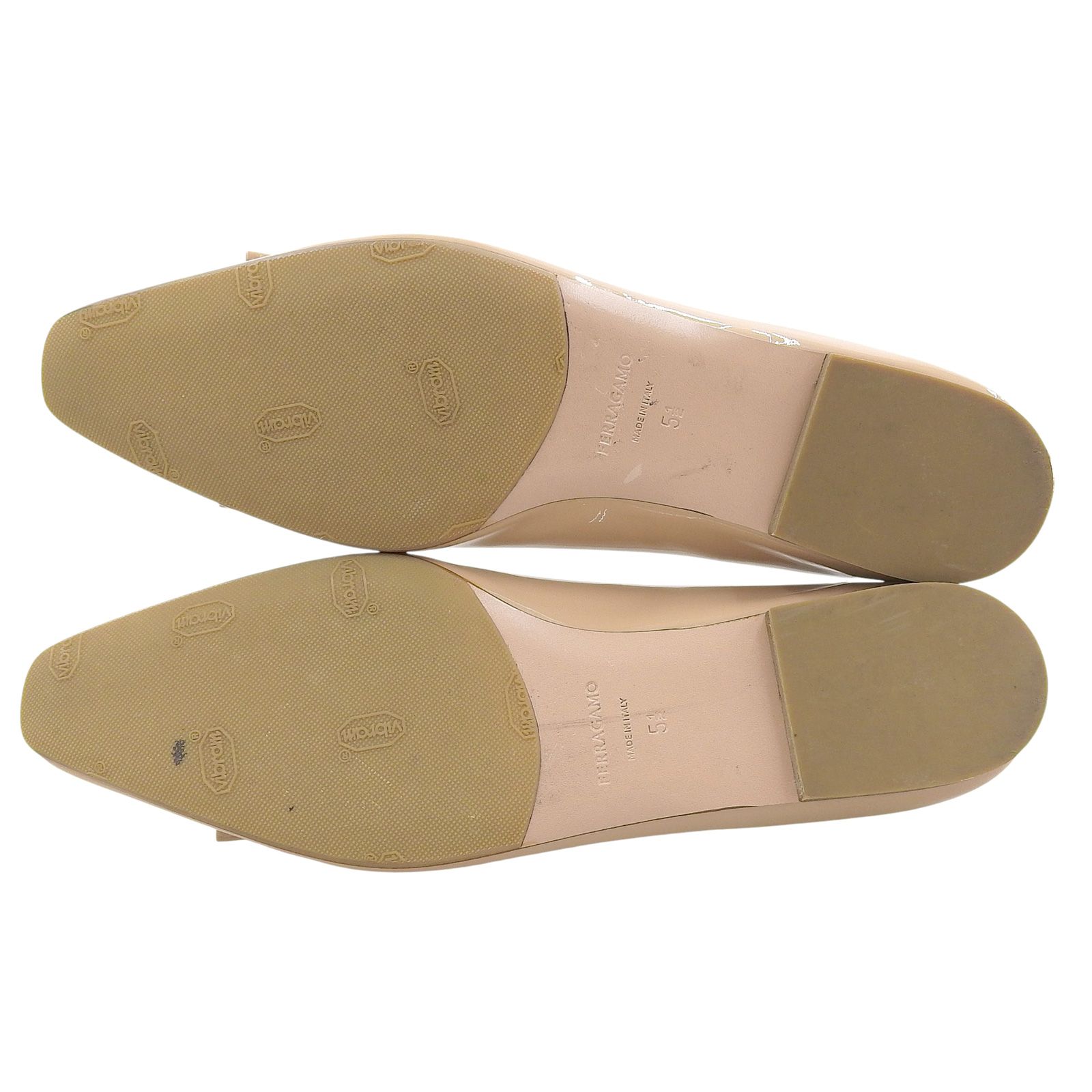 新品　フェラガモ パンプス　ヴァラリボン　ベージュ　パテントレザー　りぼん 新品 フェラガモ パンプス ヴァラリボン ベージュ パテント