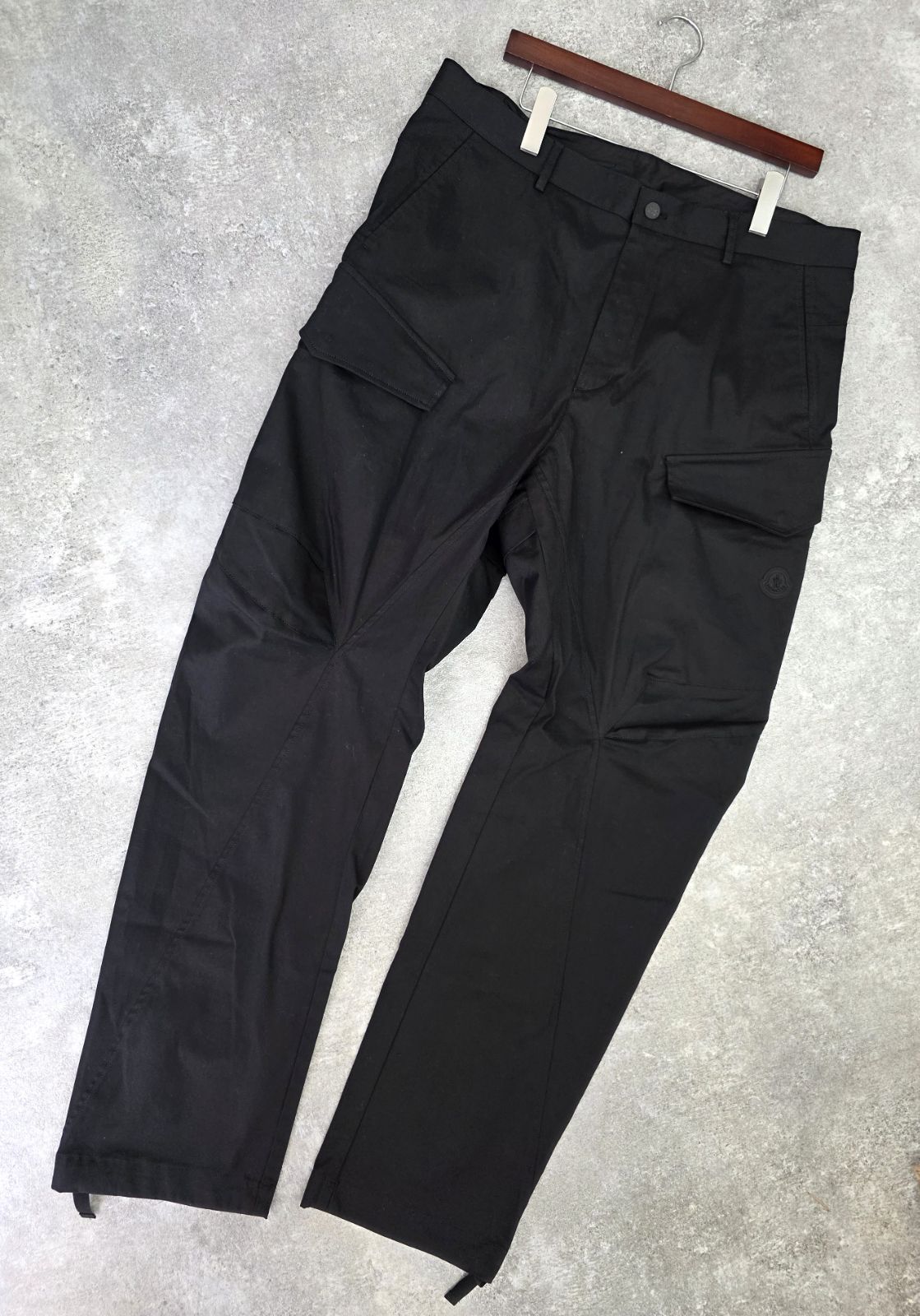 23AW MONCLER モンクレール PANTALONE SPORTIVO|カーゴパンツ 裾ドローストリング ラバーワッペン付き パンツ メンズ 52 ネイビー PAWNSHOPRiZ パウンショップリズ