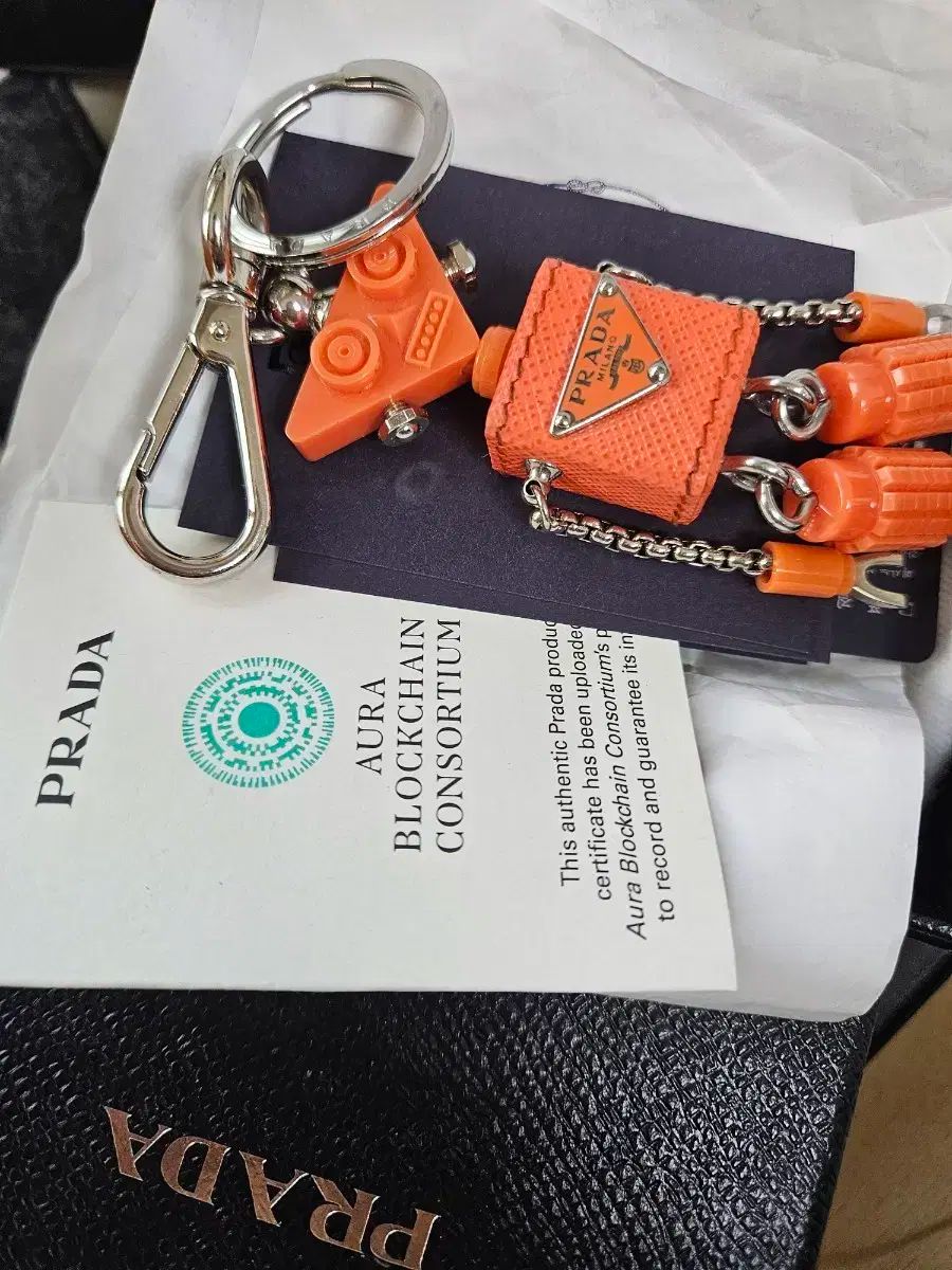 正規品>PRADA プラダ オレンジ キーホルダー