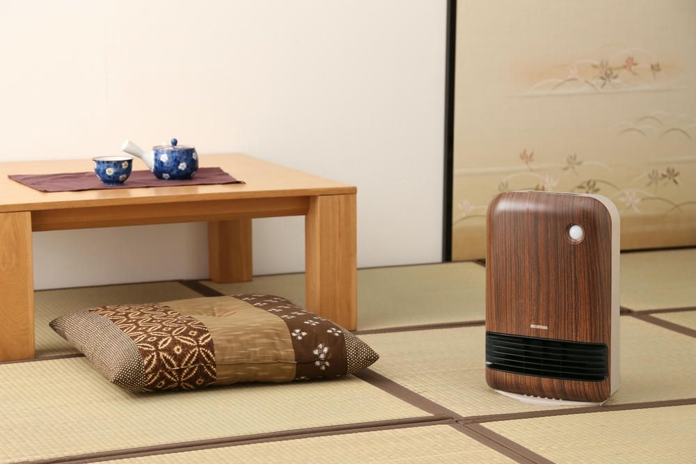 アイリスオーヤマ ヒーター セラミックファンヒーター 暖房器具 幅約26×奥行約13.5×高さ約38.5 電気 足元 小型 温風 省エネ 脱衣所 人感センサー付き 大風量 木目調 ブラウン IRIS OHYAMA JCH-12TD4-DTM WWW_KANDAIZUMI_COM