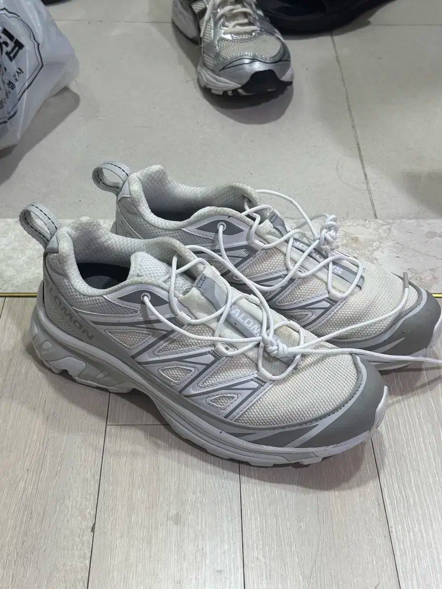 SALOMON サロモン XT ー 6 Expanse バニラ アイス 白