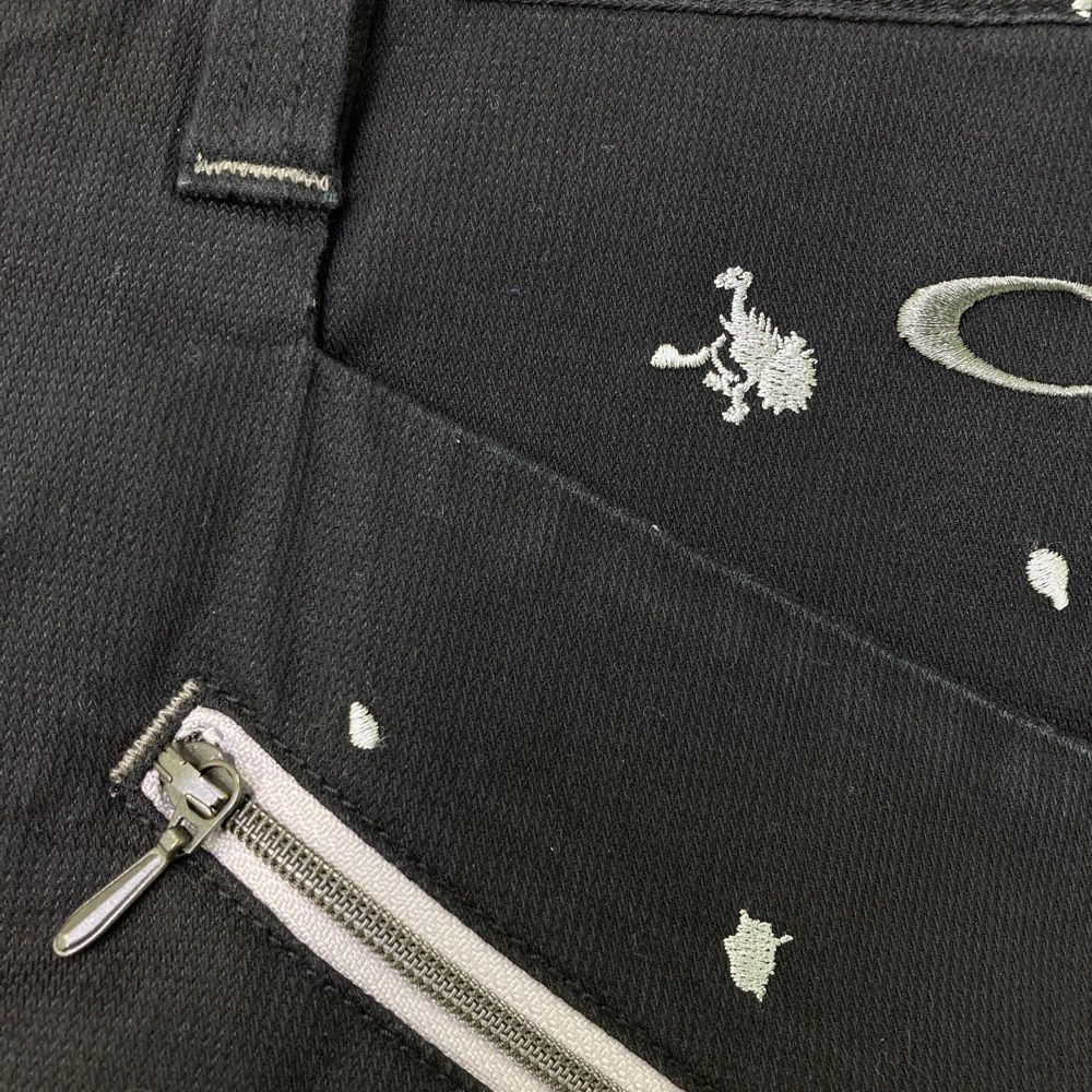 サイズ：33 OAKLEY オークリー ロングパンツ 刺繍柄 ブラック系