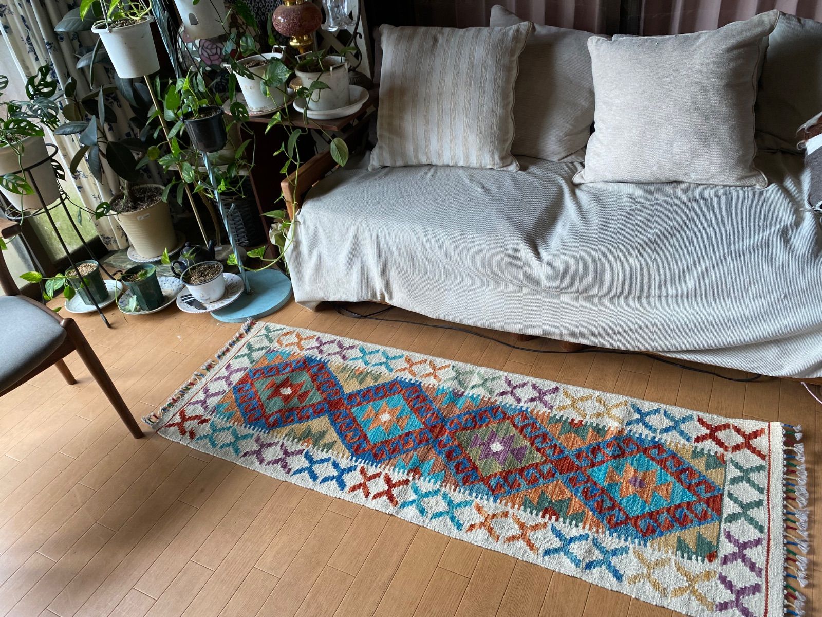 とても素敵な総草木染アフガニスタンキリム ソファの前やベッドの前 椅子に掛けたり机にも ギフトにも最適 とても な色合いの良い織りです