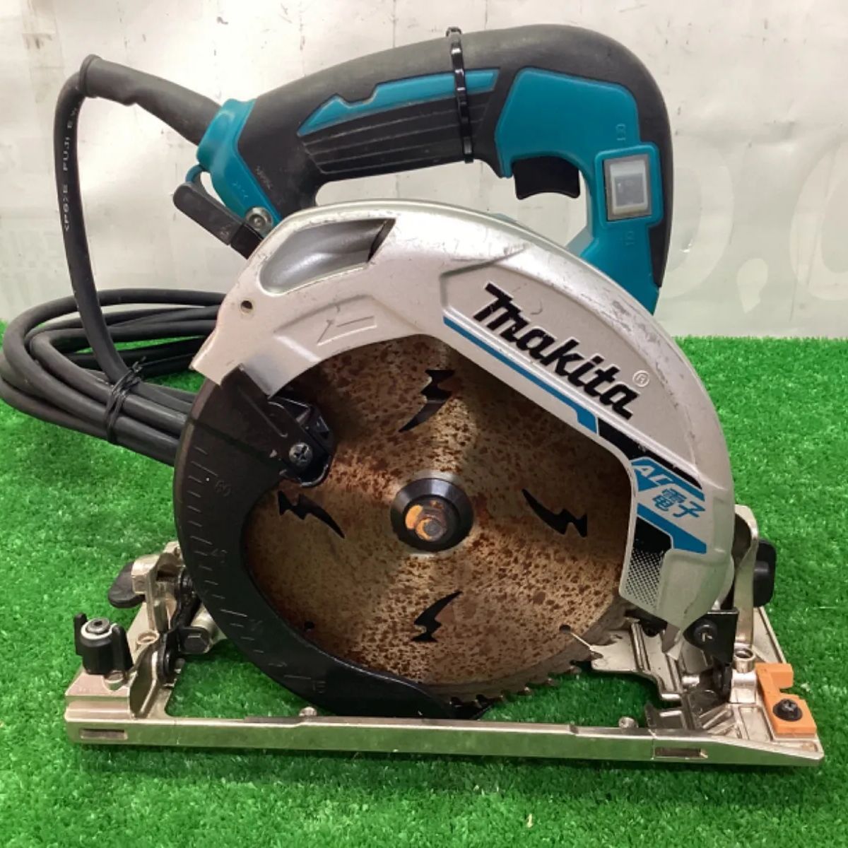 ③ マキタ 165mm電子マルノコ 青 (チップソー付) HS6302 - メルカリ 