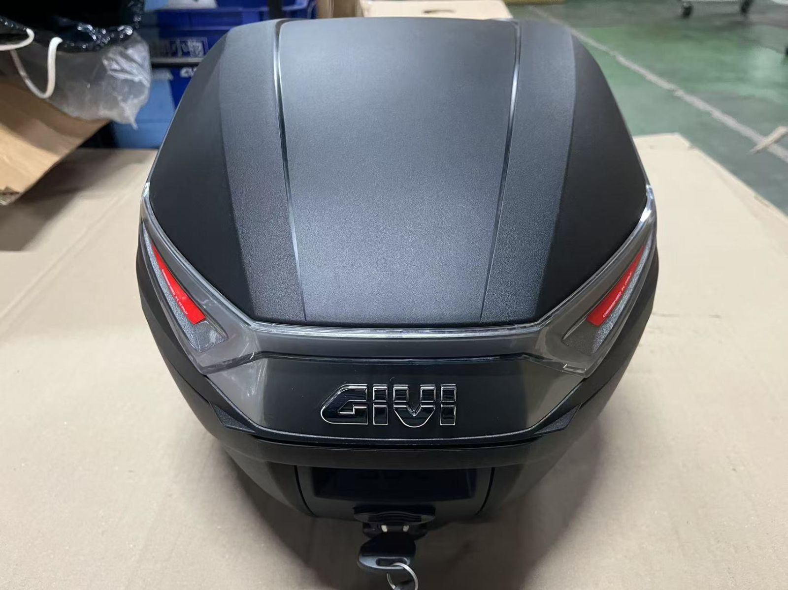中古・３営業日以内発送GIVI (ジビ) C30NT TECH未塗装ブラック海外モデル長期保管未使用