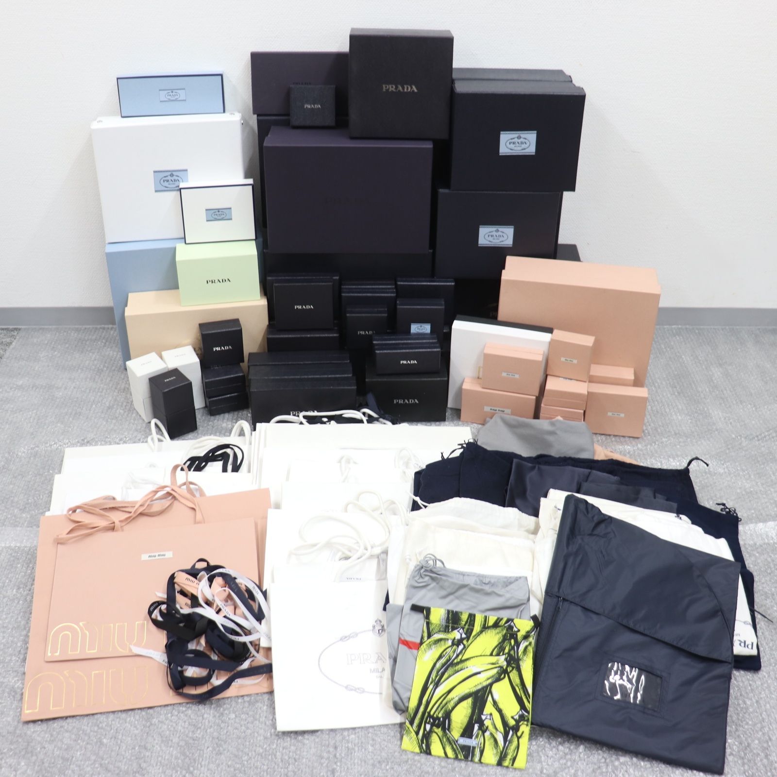 ITHWL1VXGVMM PRADA miumiu プラダ ミュウミュウ BOX 空き箱 ショッパー ガーメント リボン 保存袋 ネイビー ピンク まとめ 紙袋25枚 箱50個
