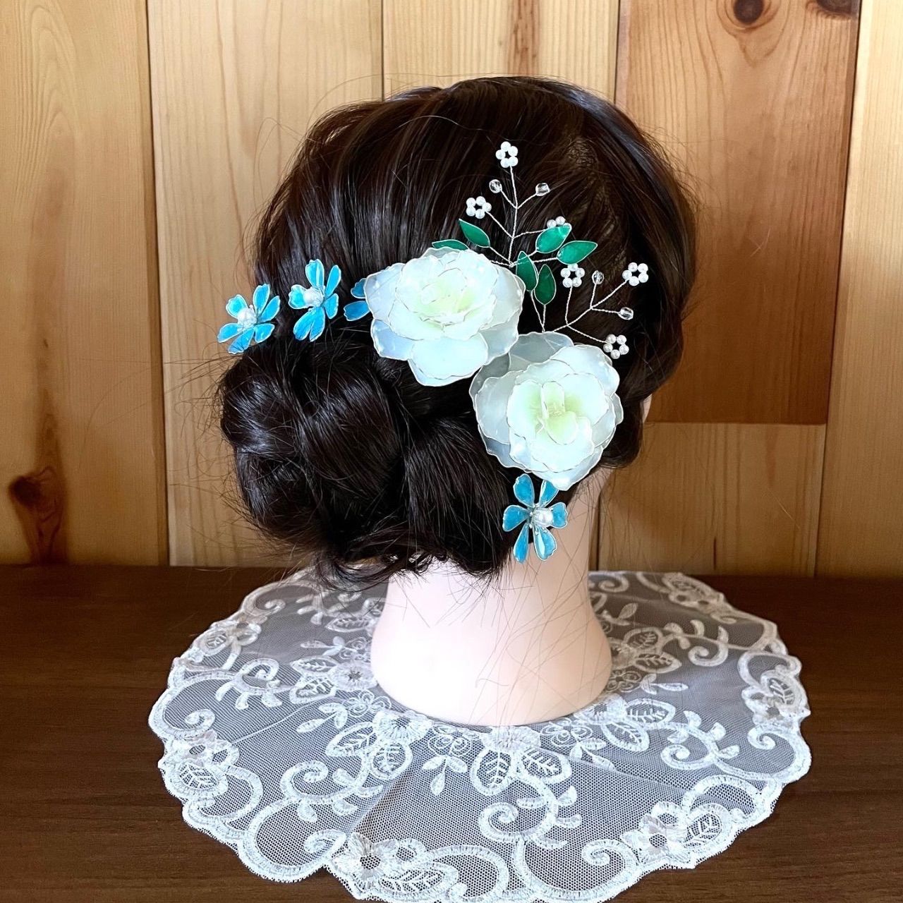 白薔薇と青い花の髪飾り ＊成人式 ＊結婚式 ＊ヘッドドレス ＊ディップフラワー
