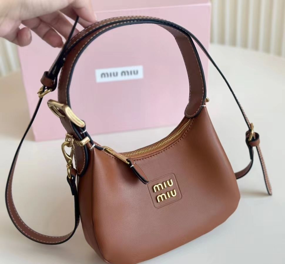 MIUMIU 脇下バッグ ショルダーストラップ付き - メルカリ 