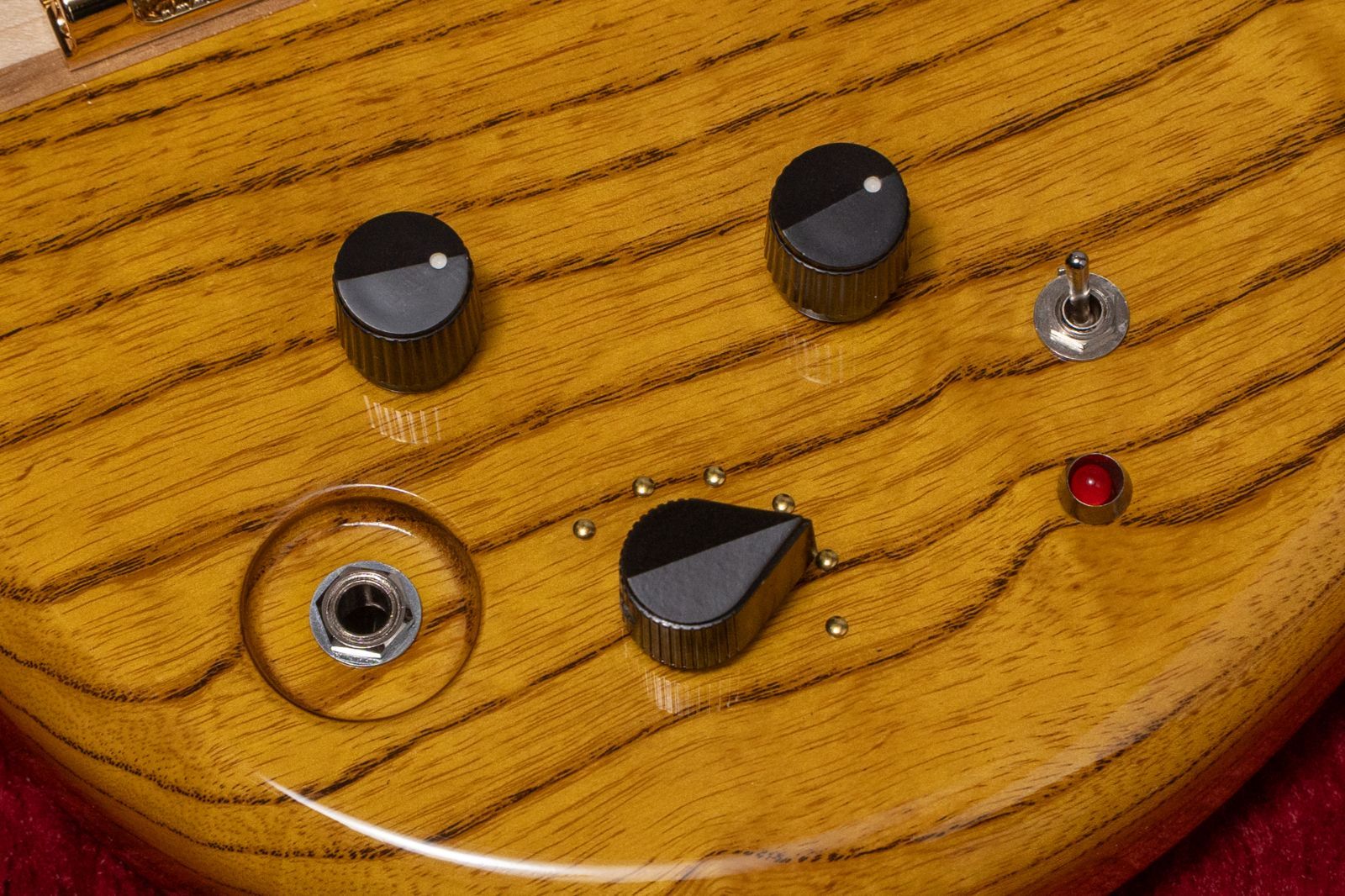 PEAVEY Cirrus ベース ルビーレッド（Made in USA） PEAVEY