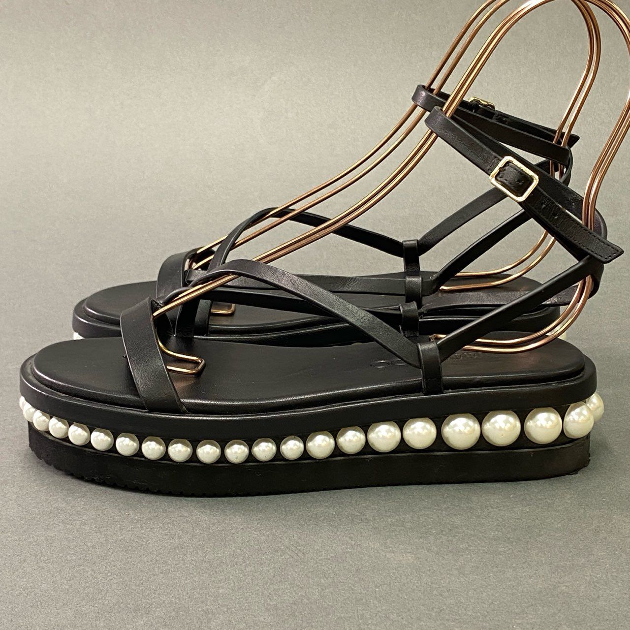 JIMMY CHOO パール装飾 ブラック サンダル 【公式通販】