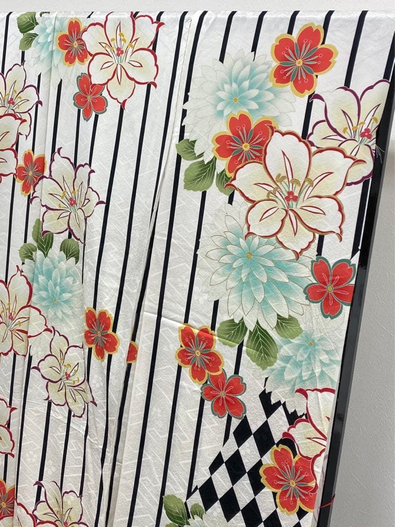 振袖 仮絵羽 刺繍 金駒 金彩 紋意匠 百合 桜 正絹 未仕立て品 八掛付き