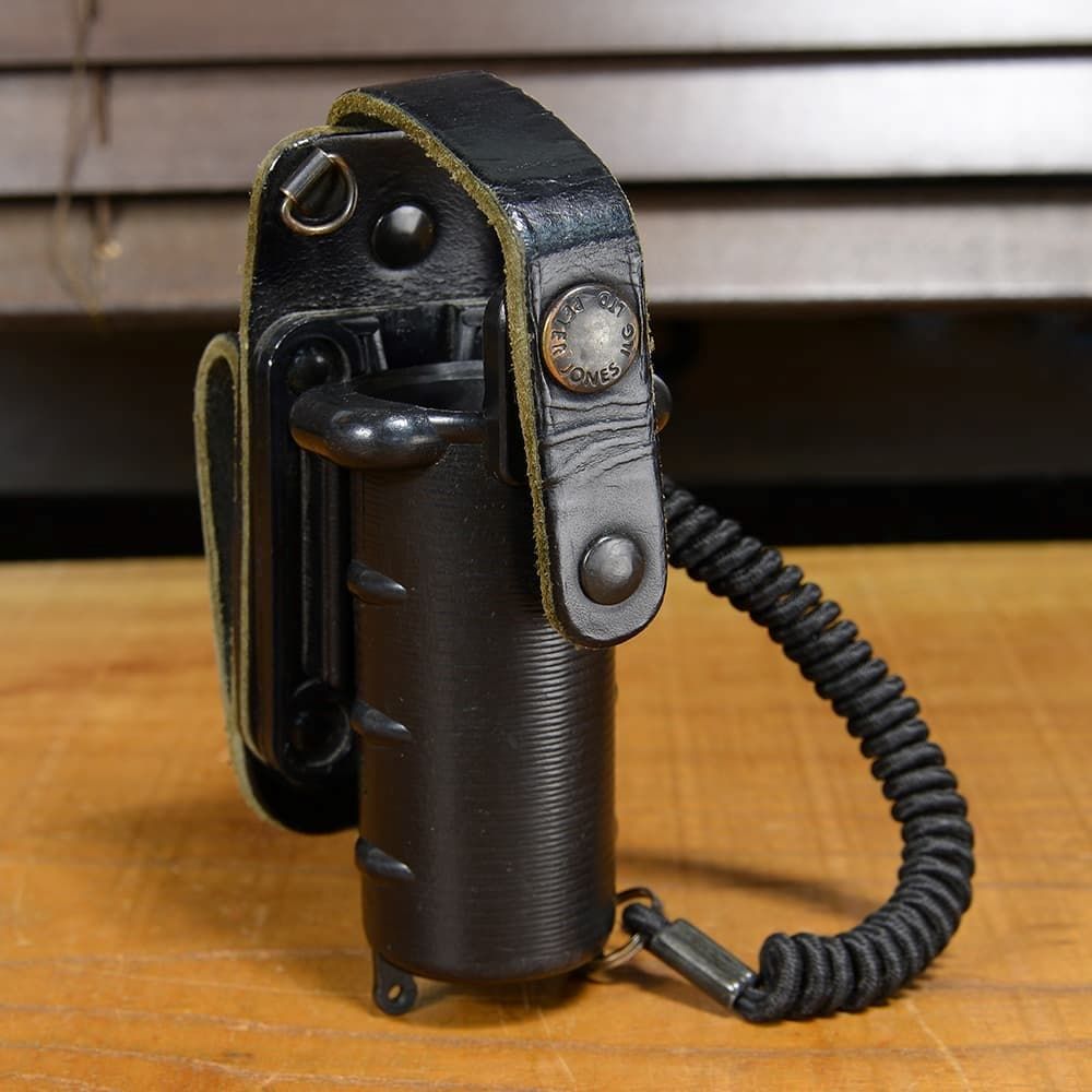イギリス警察 放出品 スプレーポーチ Peter Jones製 P175 角度