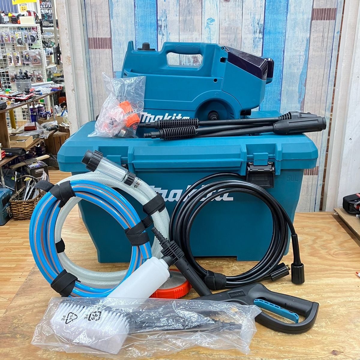 makita　マキタ　高圧洗浄機　フルセット　MHW080DZK 【中古品】 マキタ（makita） 充電式高圧洗浄機 MHW080DZK 本体+多機能収納ケース