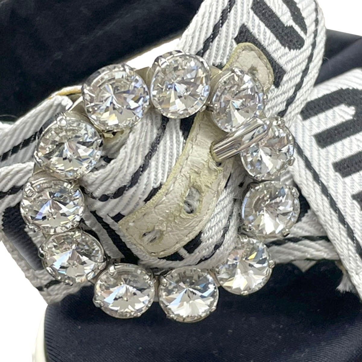 miu miu ミュウミュウ クリスタルビジューロゴストラップスポーツ 
