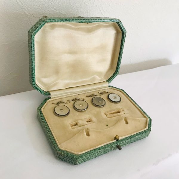 c1900 Studs in box 箱入りボタン 1900年代UKアンティーク 🇬🇧Studs in box 箱入りボタン 1900年代UKアンティーク - メルカリ