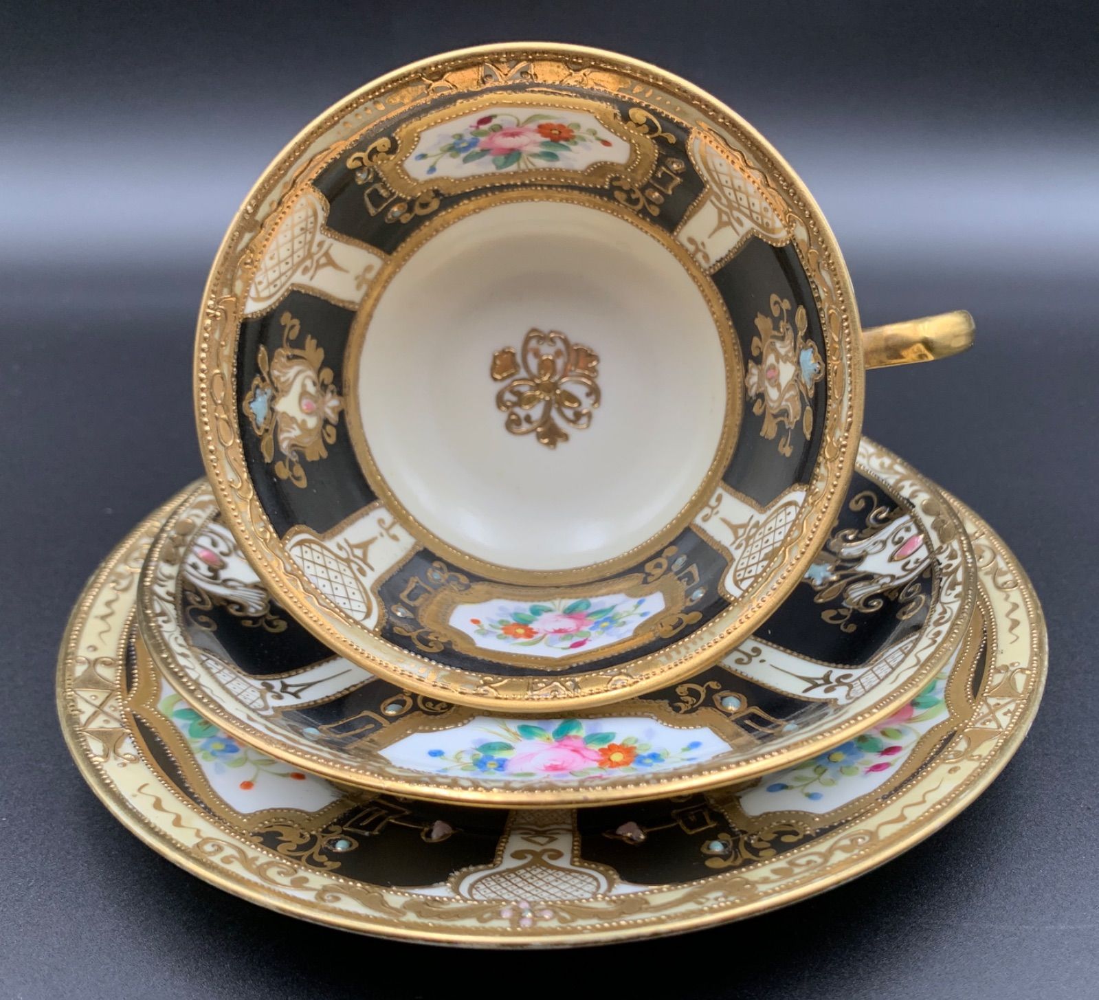 里帰り オールドノリタケ 金盛 金彩 エナメルジュエル装飾 窓絵湖畔風景図紋 27cm超え! 大鉢 大皿 飾り皿 アンティーク 明治　a230563 オールドノリタケ・金盛上ジュエル装飾紋 ジャグ 驚きの破格値，正規品