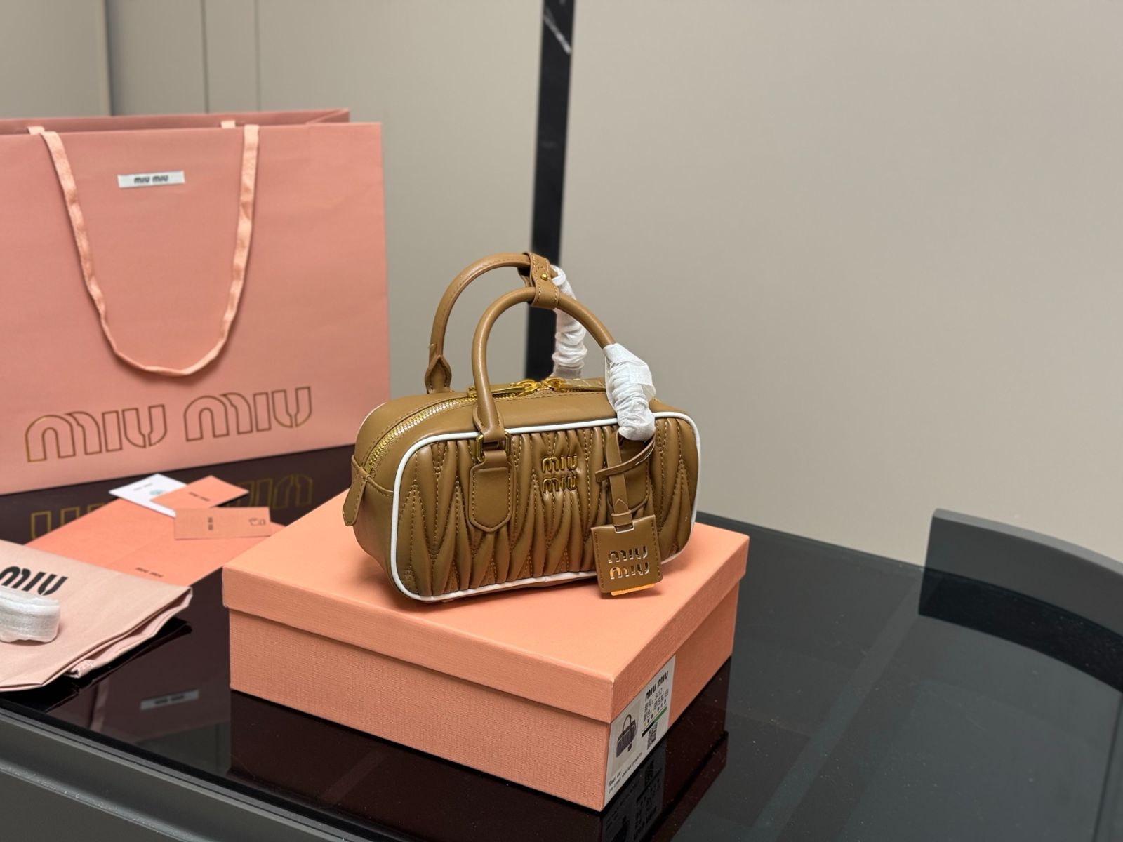 MIUMIU ‎ミュウミュウボウリングバッグ ハンドバッグ シンプルコーデをラグジュアリーに☆Miu Miu☆ボウリングバッグ