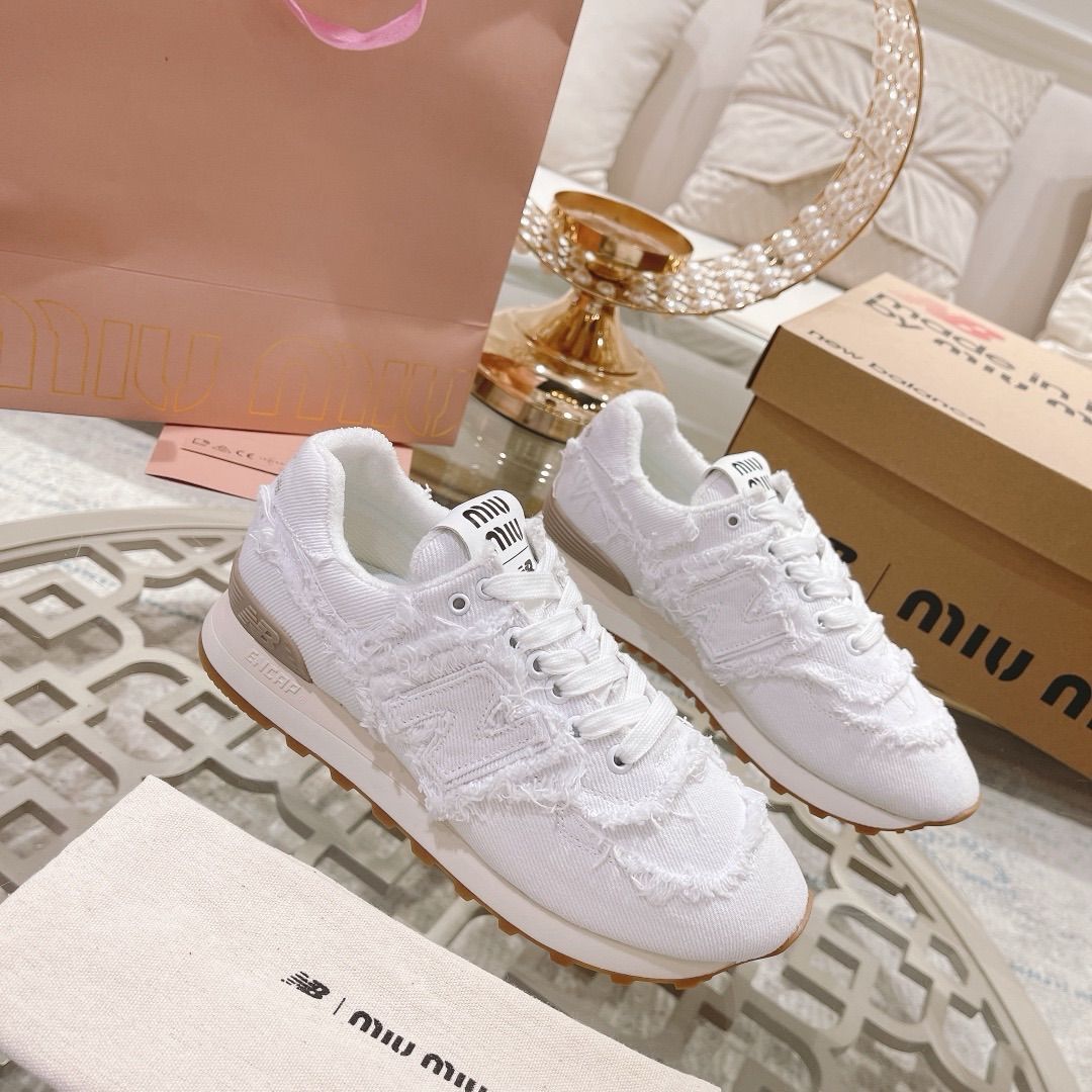 New Balance x Miu Miu ホワイト スニーカー - メルカリ