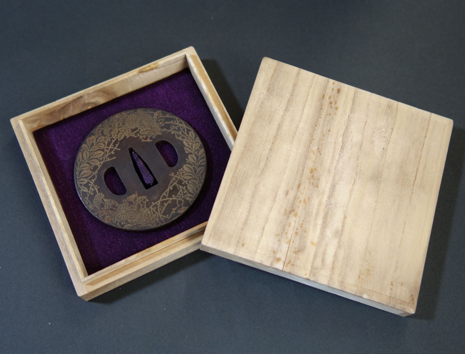 鍔 鐔 鉄地 象嵌 刀装具 日本刀 武具 骨董【真鍮象嵌 枝菊透