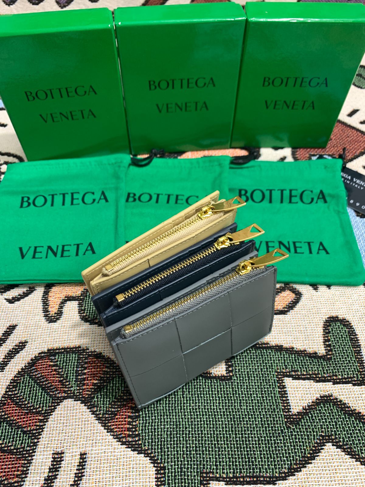 大人気!💕 実物【希少】BOTTEGA VENETA ボッテガヴェネタ　二つ折り財布 小銭入れ 早い者勝ち【箱付き】