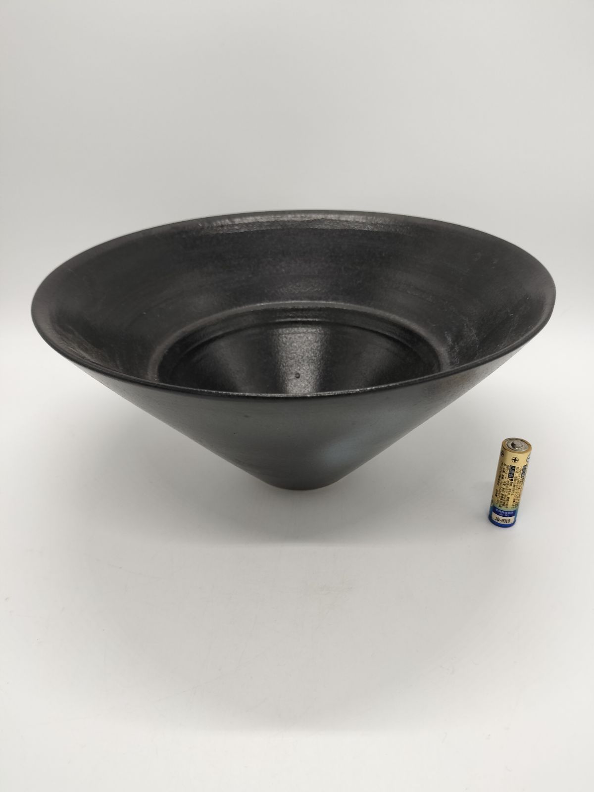 花器 すり鉢型 黒色 花台 窯 工房 池坊 フラワーベース 水盤 華道具 花瓶 変形 シンプル 生花 華道 磁器 手作り アンティーク レア レトロ インテリア ビンテージ 昭和 24428四つ葉[YT00437]