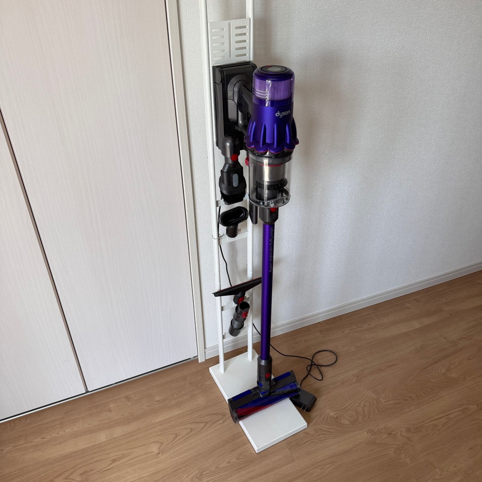 ☆動作確認済み dyson ダイソン SV18 デジタルスリム digital slim fliffy アタッチメント6点セット 充電スタンド付き☆  - メルカリ