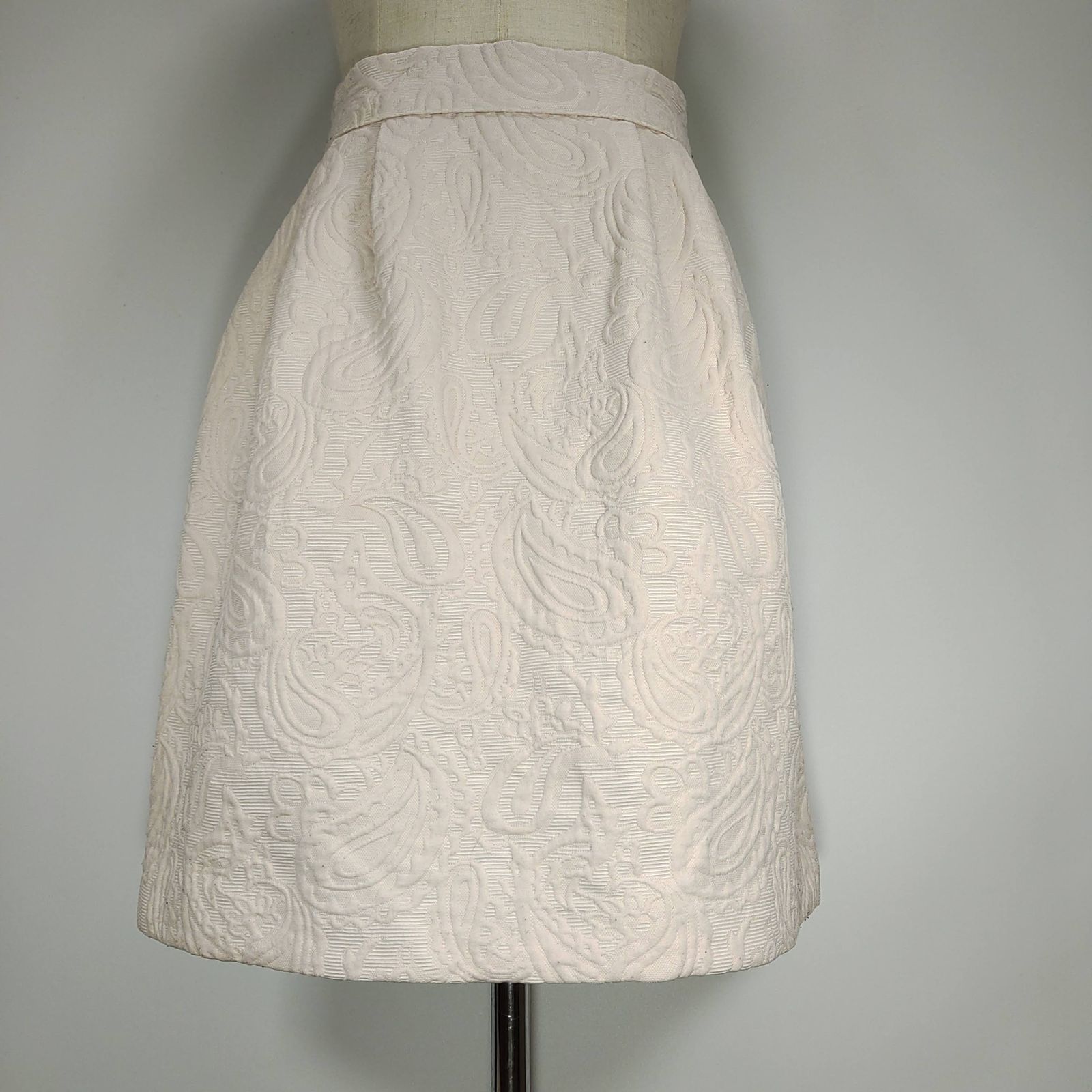 レディース H&M 淡いピンク・ペイズリー柄浮き彫りの台形スカート M