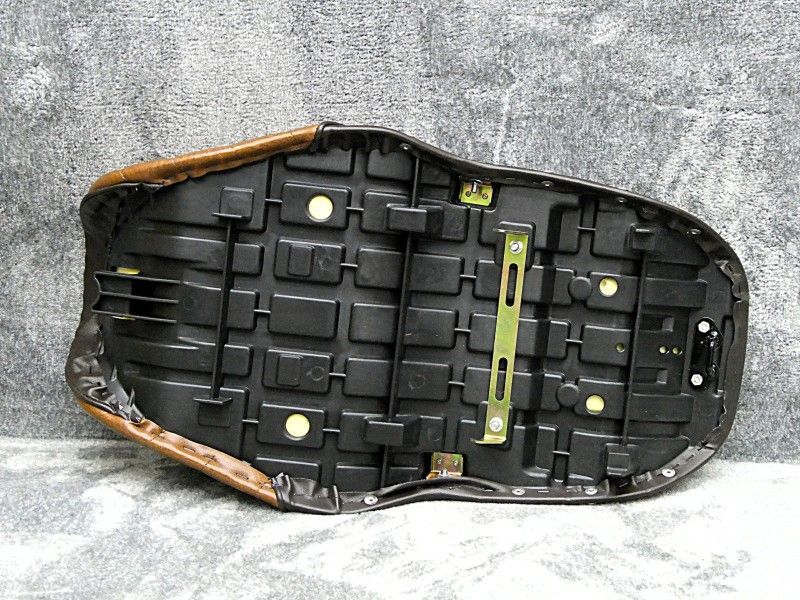 新作入荷中。 バリオスⅠ型 鋲打ち 茶ツートン タックロールシート|ブラウン リベット スタッズ ボタン レザー 段シート あんこ抜き 完成品 ZR250A ダブルシート へっぽこ社長 即日発送可！