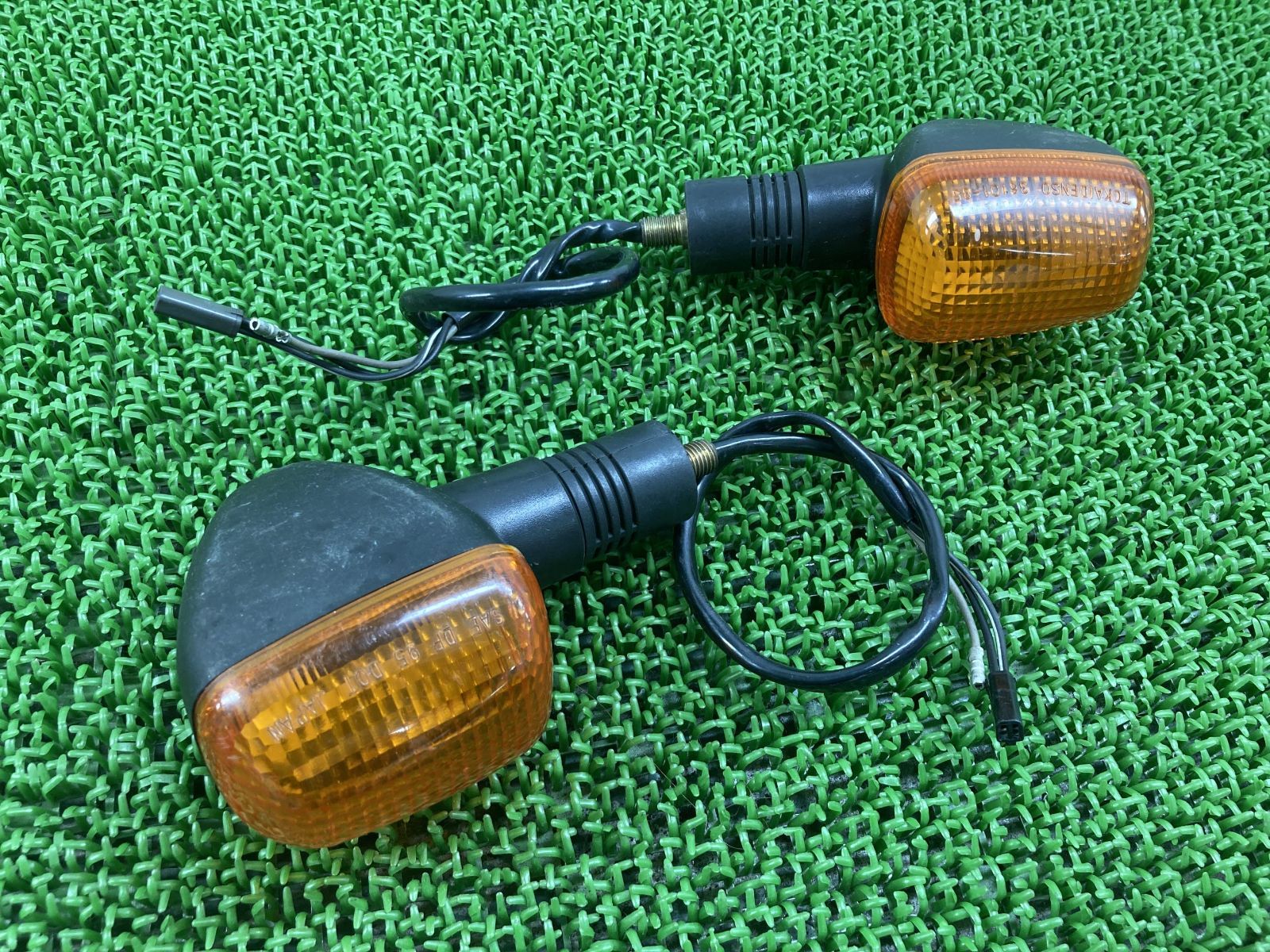 イナズマ400 フロントウインカー 左右 36101-85/03F1 スズキ 純正 中古 バイク 部品 GK7BA 36101-85 03F1 割れ欠け無し 品薄 希少品