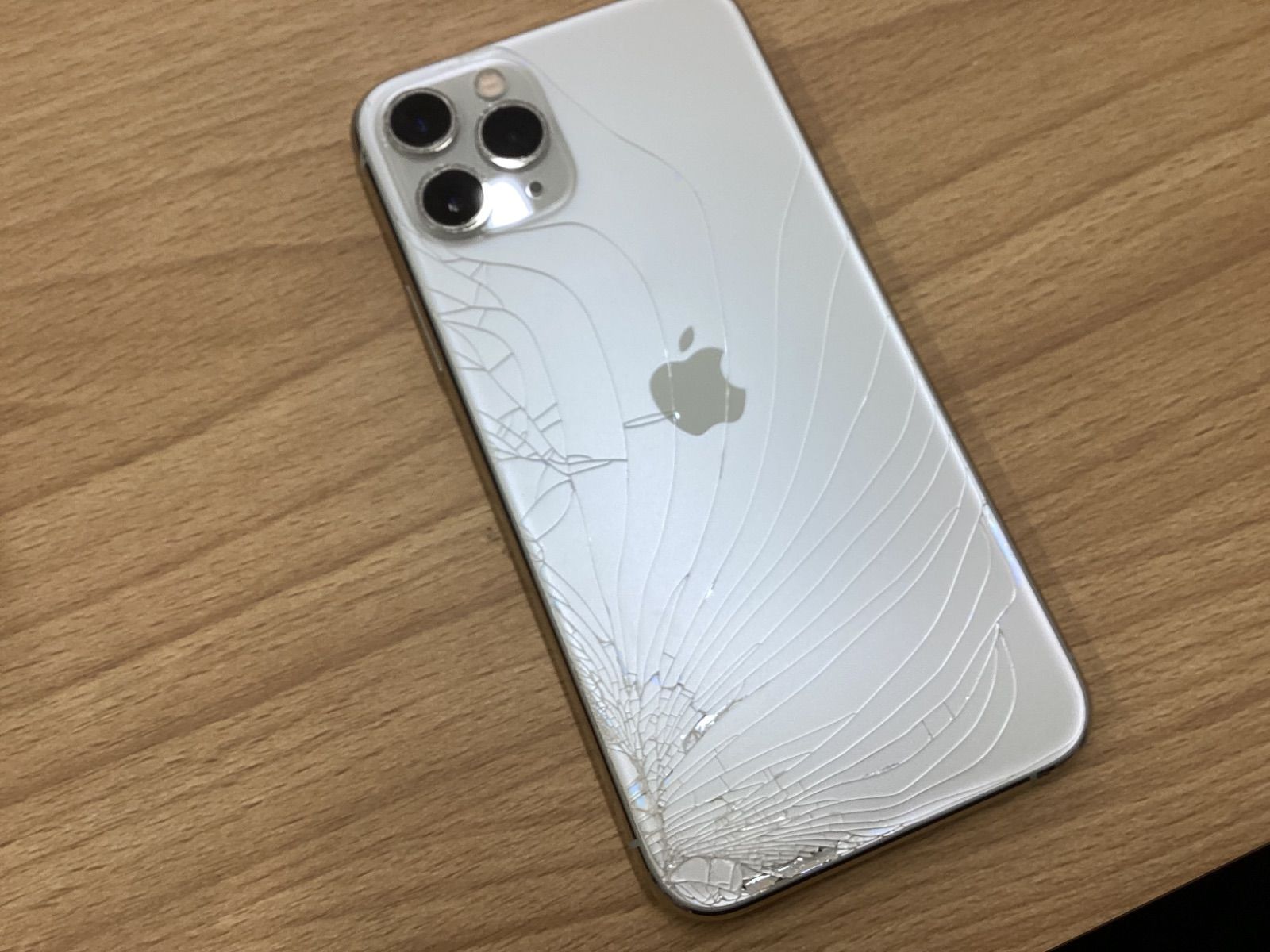 iPhone 11 本体　画面ひび割れ　simフリー iPhone 11 ブラック 画面ひびあり Apple iPhone 11 ブラック 画面ヒビ