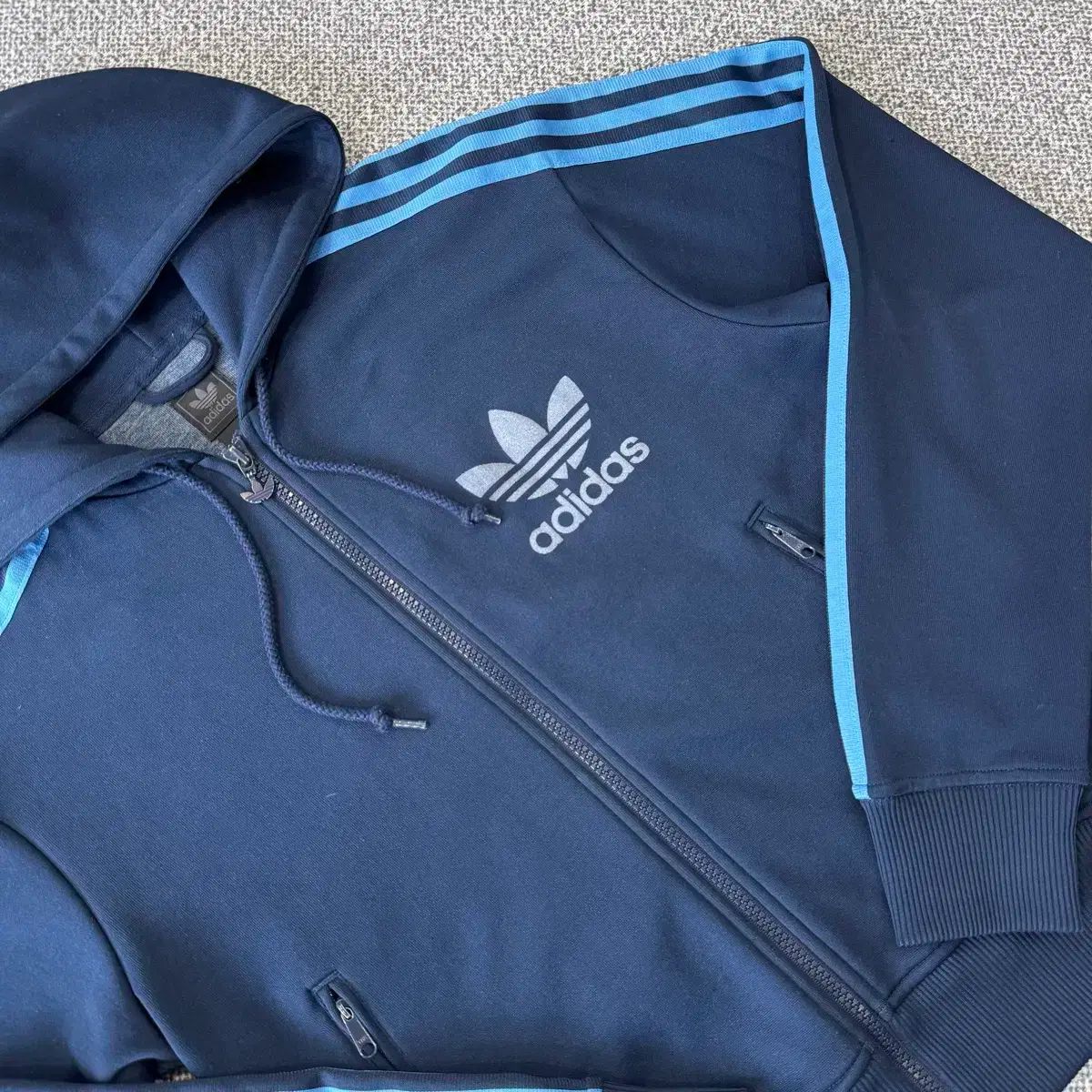 adidas アディダス