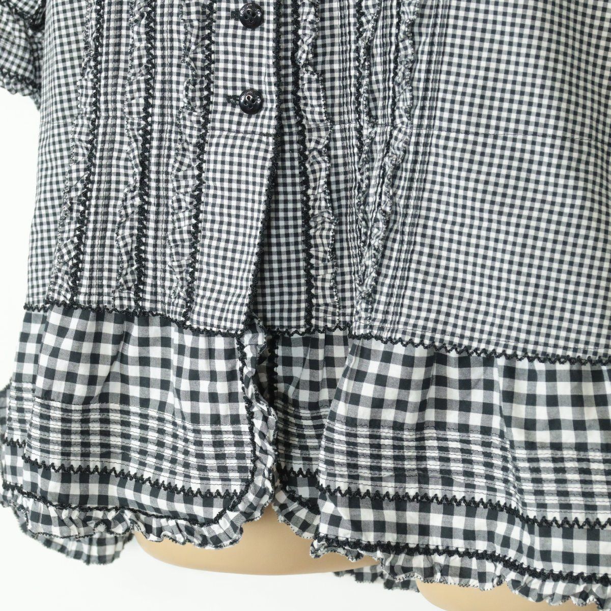 【極美品！定価37,400円】ピンクハウス★2024春カタログ掲載♪ギンガムチェック&かぶせ段フリルのブラウス♪リボン付き♪黒×白系 z8733 極美品！定価37,400円】ピンクハウス☆2024春カタログ掲載