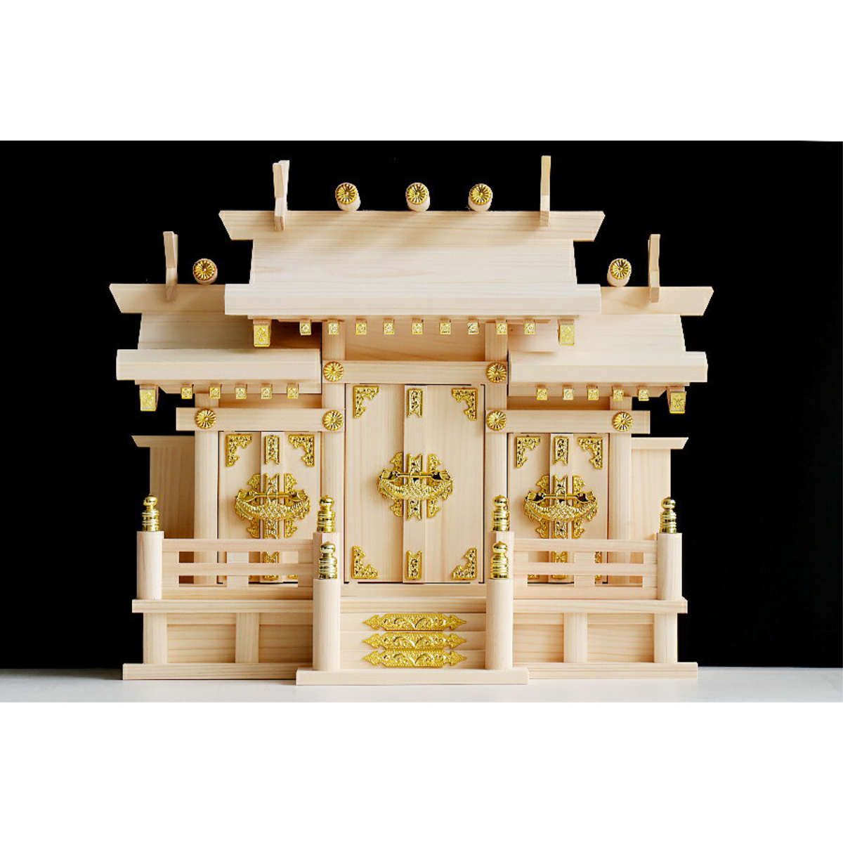 神棚 屋根違い 三社 特小 神殿 宮形 桧 檜 神具 神明造り 三社宮 袖付き 白木造り お札入れ お供え お札 御神札 新築 お正月 神札 御札立て ひのき 天然木 置き型 祀る 小さめ コンパクト