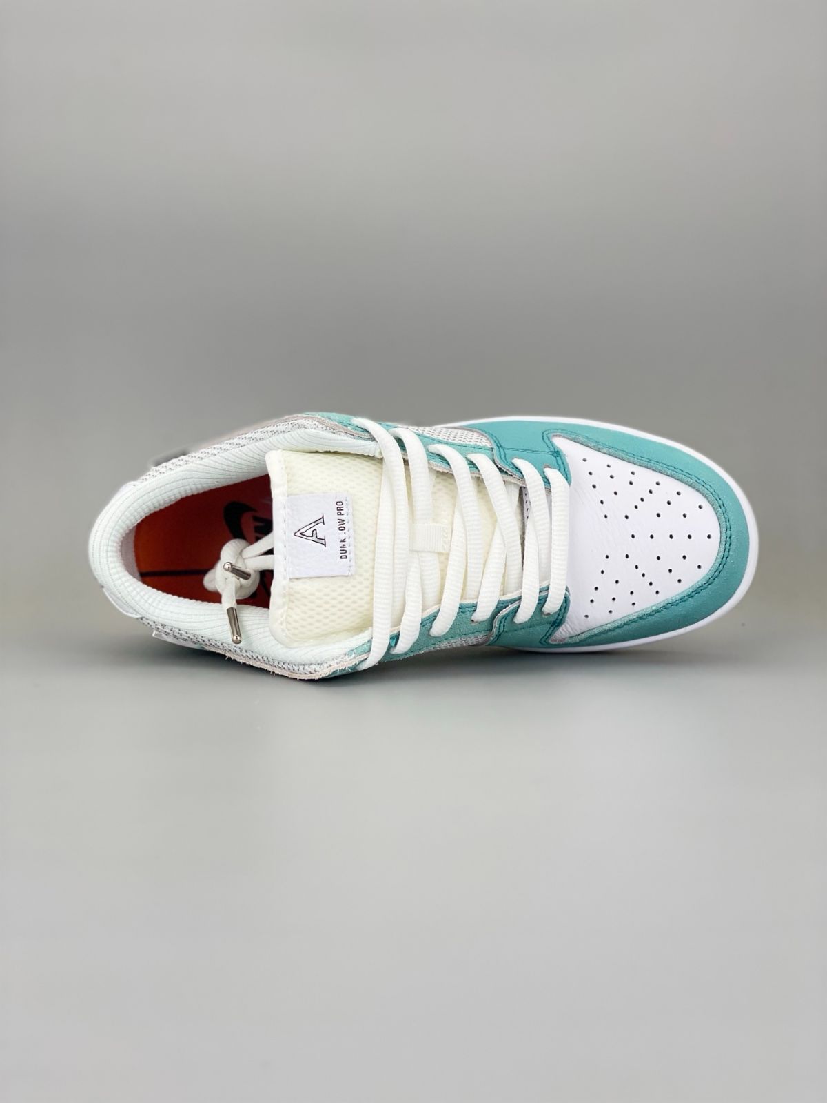 エイプリルスケートボード×ナイキSBダンクロー プロQSホワイトアンドマルチカラ Nike SB x April Skateboards Dunk Low Pro 'White and Multi