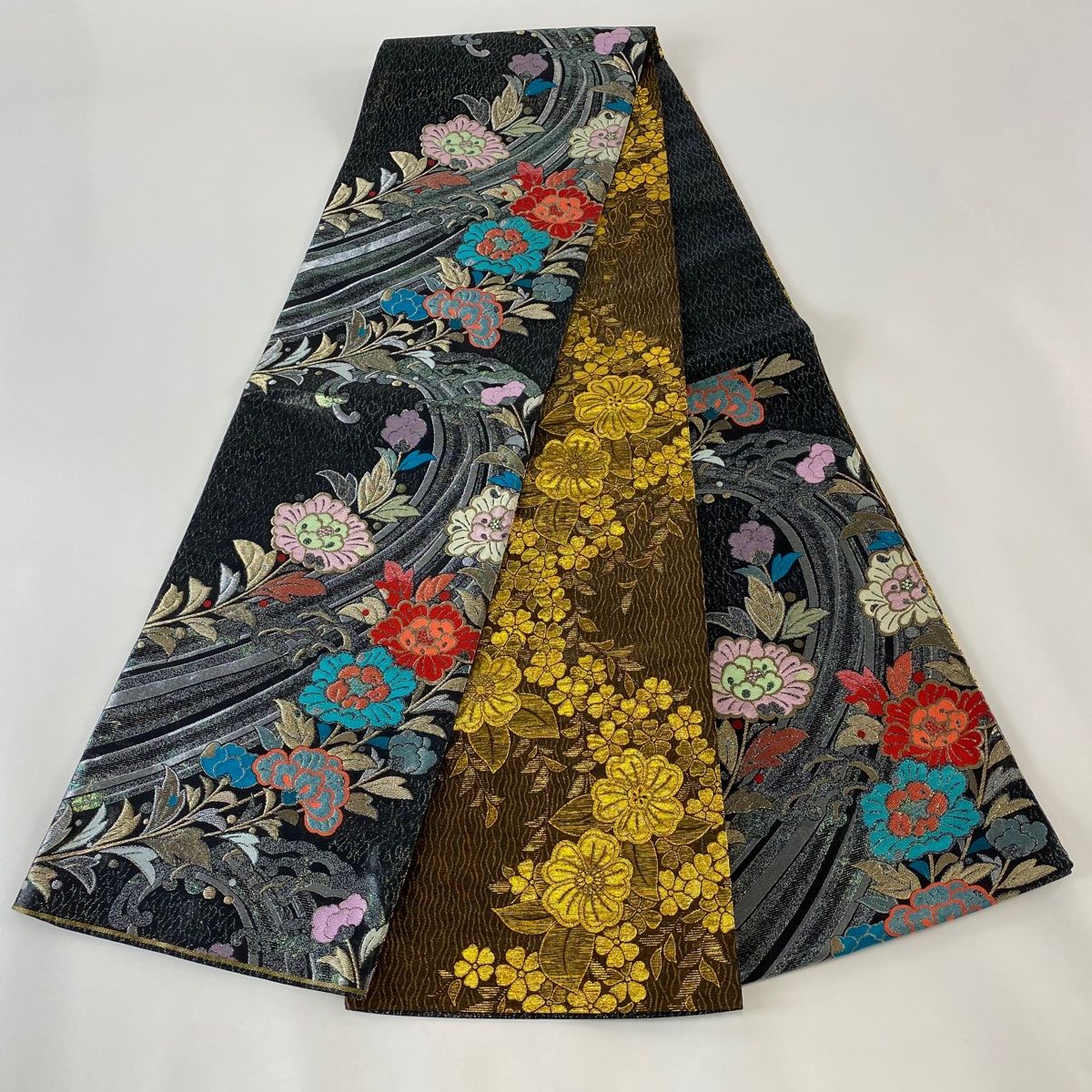 【美品　個性的】袋帯　黒地　振袖向き　唐織　豪華　大輪花 袋帯 美品 秀品 振袖向き 草花 波頭 箔 黒 六通 正絹 【中古
