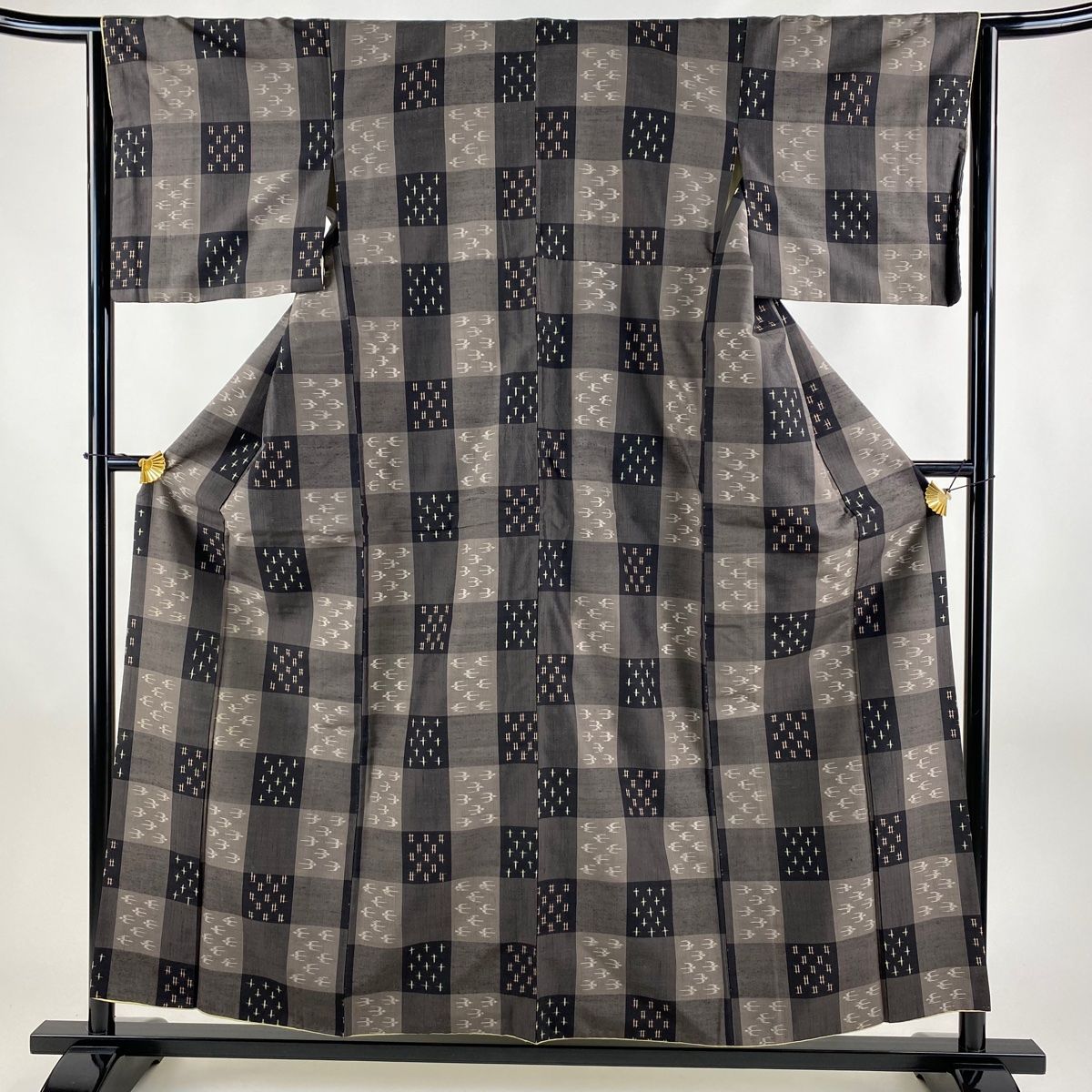 紬 身丈164cm 裄丈66cm M 袷 燕 幾何学模様 墨色 正絹 名品 【中古  