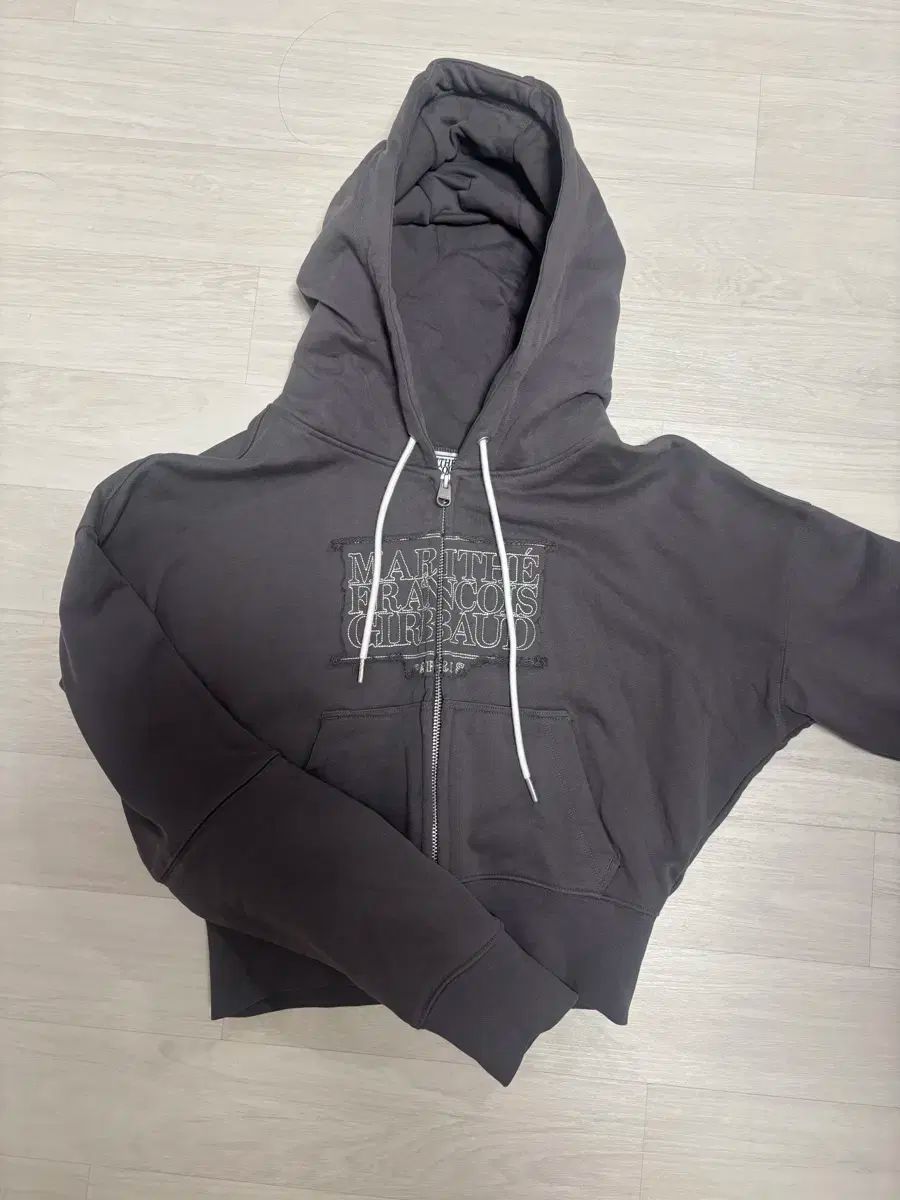 マリテフランソワジルボー 韓国 クロップド丈パーカー グレー Marithe + Francois Girbaud マリテフランソワジルボー