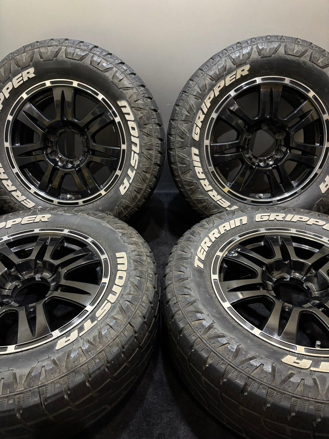265 65R17 MONSTA TERRAIN GRIPPER 23年 マットクロス 17インチ 7.5J 28 139.7 6H 夏タイヤ 4本 プラド サーフ ホワイトレター 1-K258