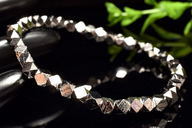 １点物 メテオライト アルタイ隕石 4x4mm シルバーコーティング キューブカット ブレスレット パワーストーン 天然石 _MA9910 TALLINNNEXPO_COM