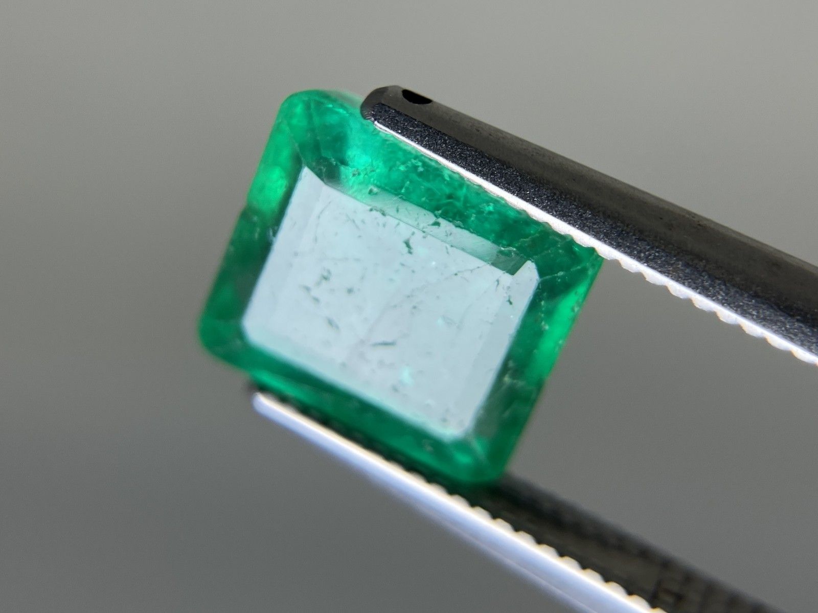 エメラルド 天然 2.738ct 中央宝石ソーティング付き 8.63㎜×7.63  