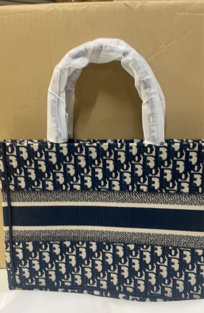 【鮮やか☆】DIOR Book Tote バッグ ミディアム 本日限定価格?Dior Book Tote バッグ ミディアム - メルカリ