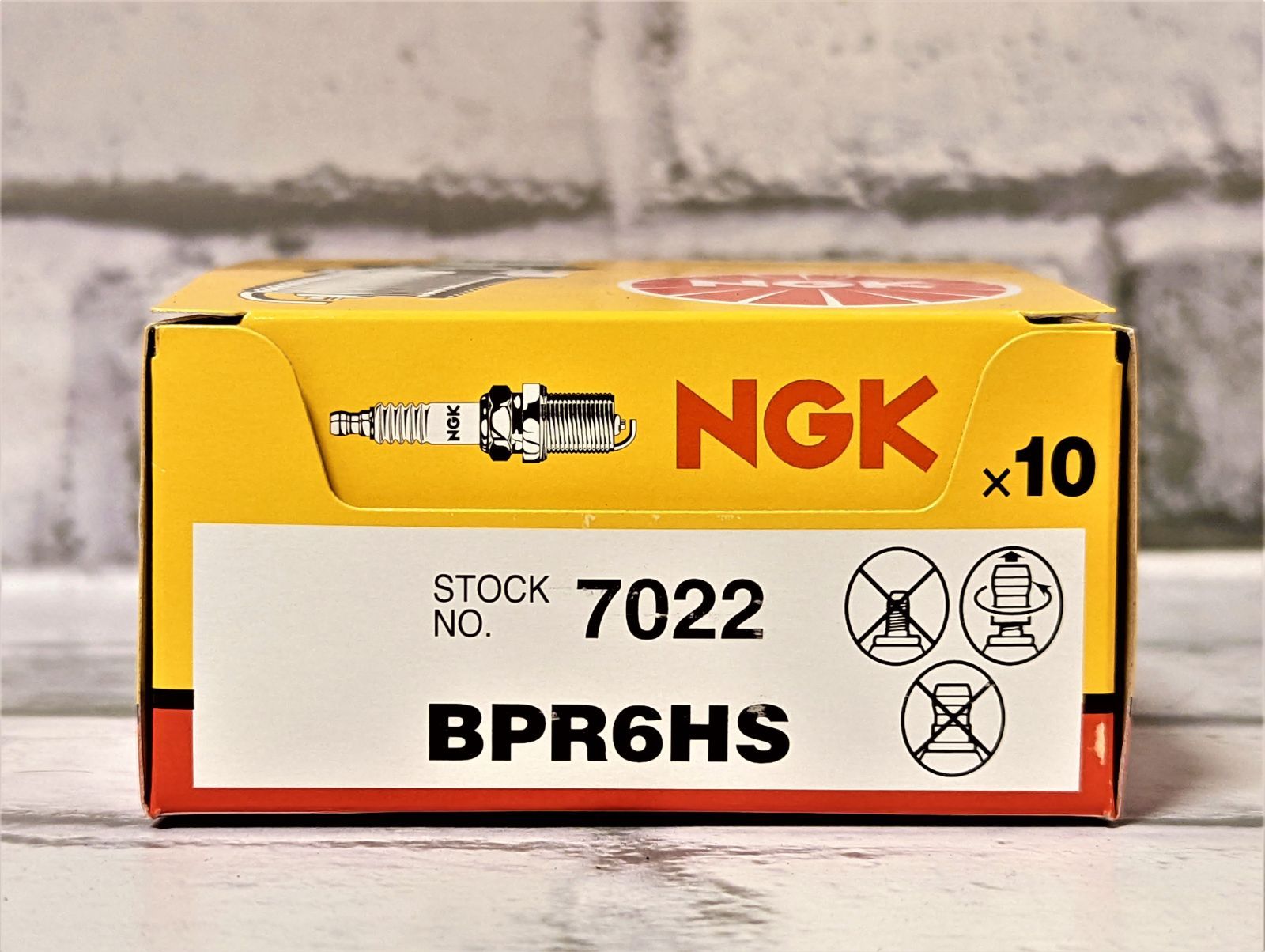 ＮＧＫ　ＢＰＲ６ＨＳ　４本セット　スズキ　ストリートマジックⅡ　ＣＡ１ＬＢ　９７ー　適合　新品！