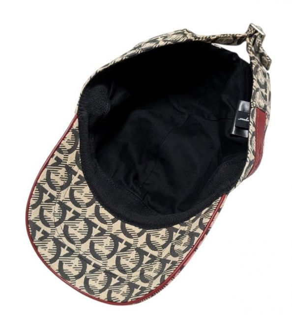 フェラガモ 帽子 ガンチーニ柄 キャップ アイボリー レッド グレー メンズ レディース ONE SIZE ワンサイズ ベースボールキャップ 調整可 フェラガモ 帽子 ガンチーニ柄 キャップ アイボリー レッド グレー