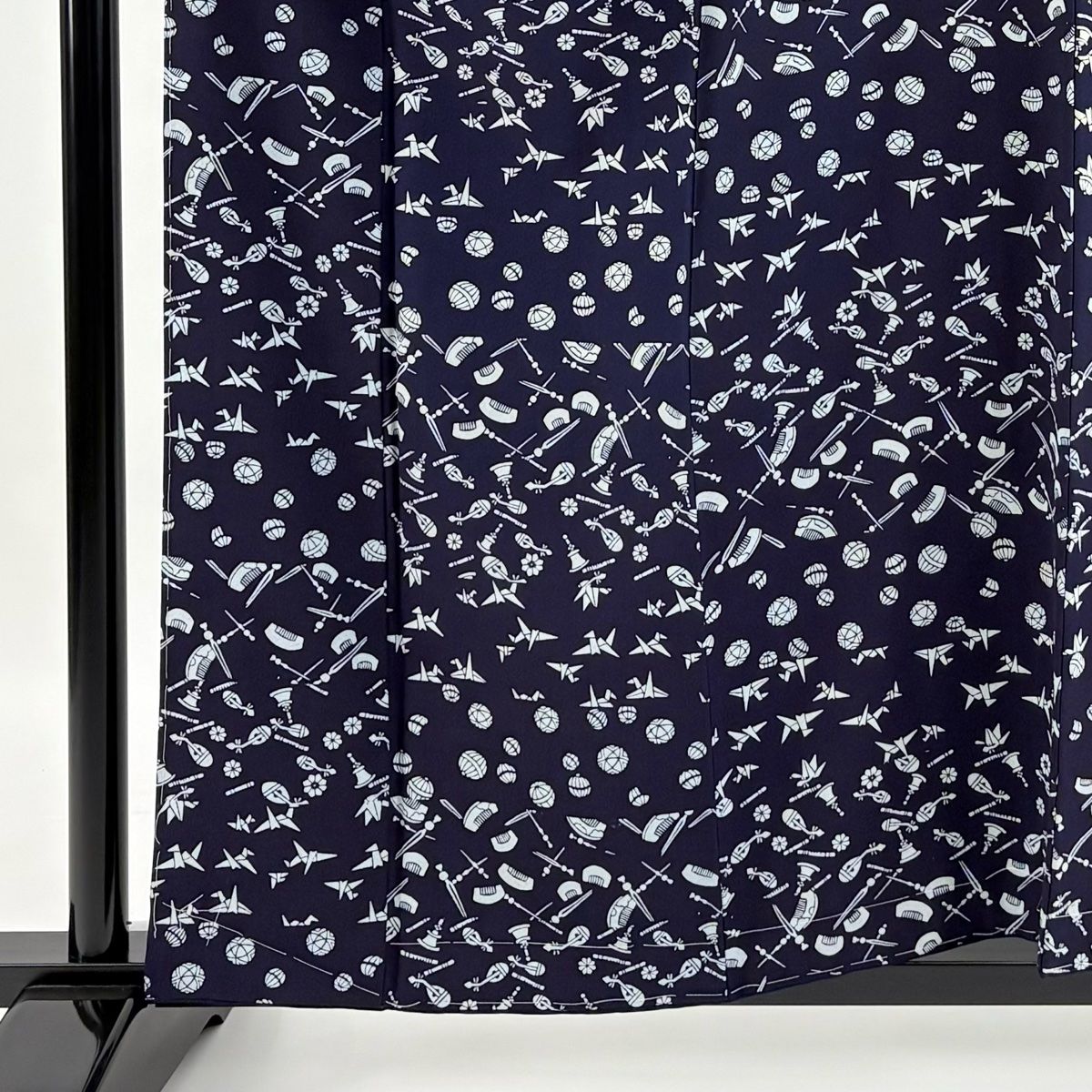 平和屋着物▽上質な小紋 単衣 舞花文 たたき染め 黒地 正絹 逸品