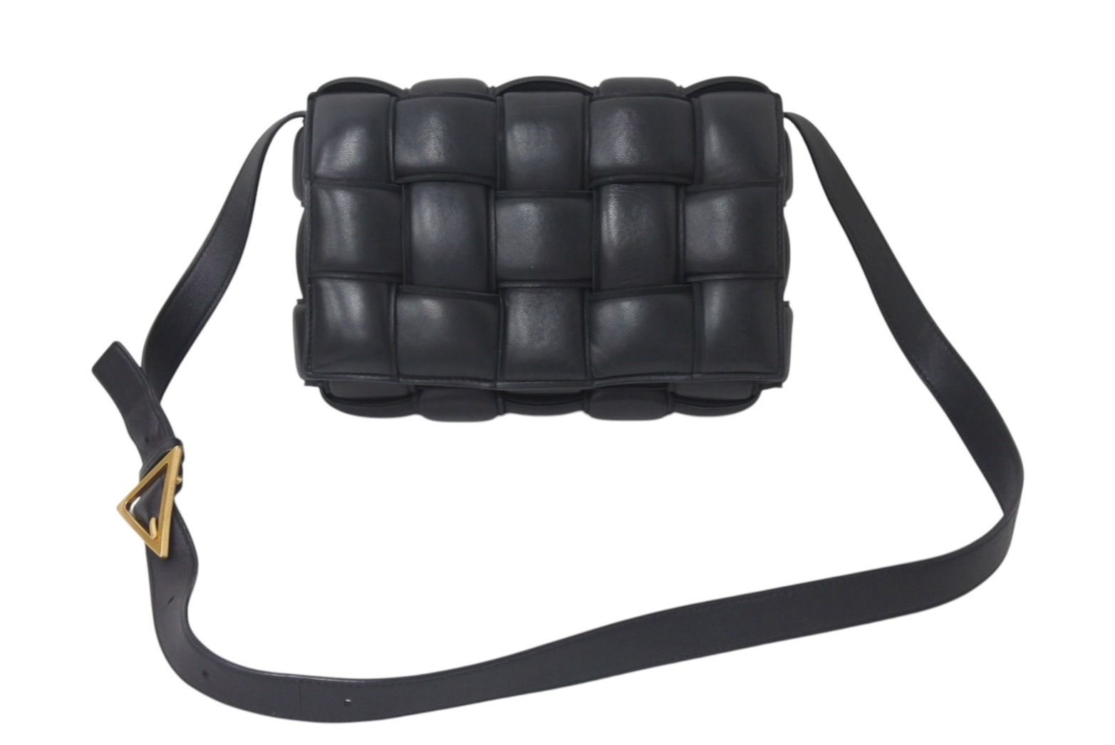 BOTTEGAVENETA ボッテガヴェネタ パデッドカセット ショルダーバッグ 591970VCQR18425 ブラック ラムスキン 4b001239