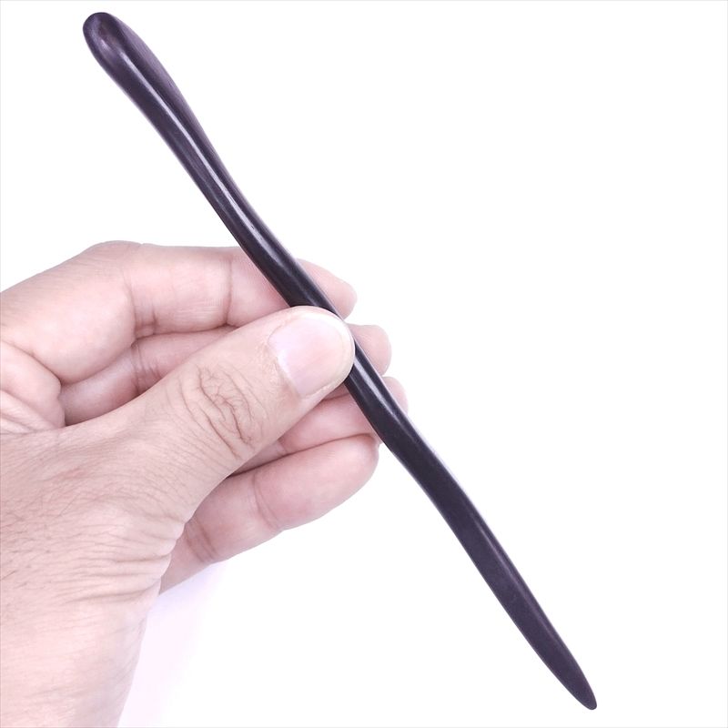 黒檀の三味線の簪作りは指す方が沖縄の女性用簪ジーフアの六角形の形になっています， 水牛角蛇行一本簪｜普段使いの簪・ヘアアクセサリーブランド